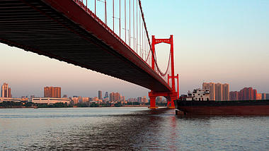 4K武汉城市建筑鹦鹉洲长江大桥实拍视频视频的预览图