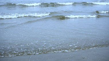 4K浪花沙滩近拍特写空镜头视频的预览图