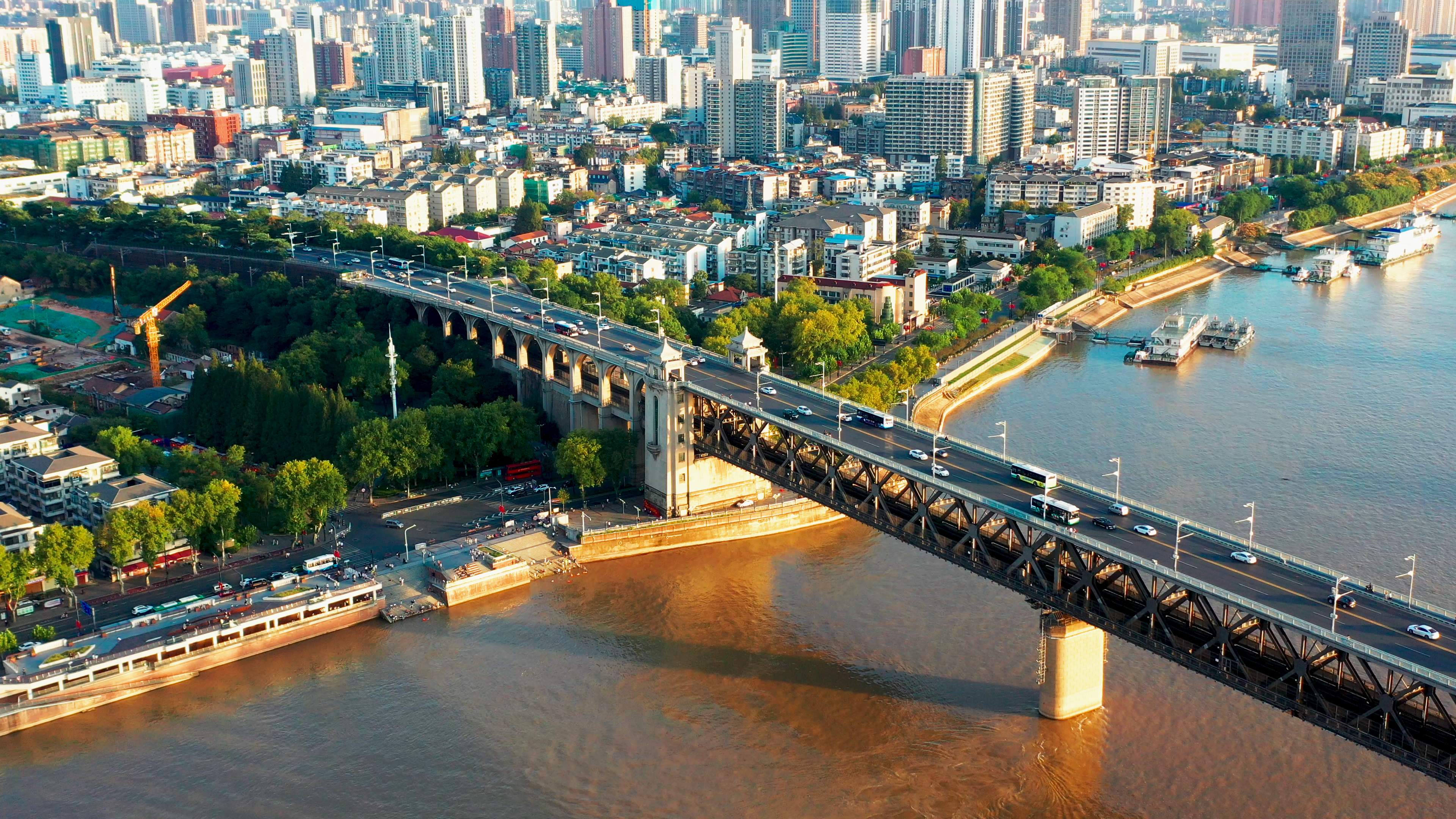4K武汉城市交通枢纽长江大桥实拍视频视频的预览图