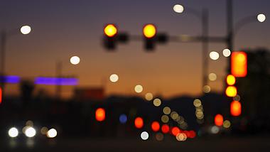 4k黄昏夜幕降临城市街头灯光虚化意境视频的预览图