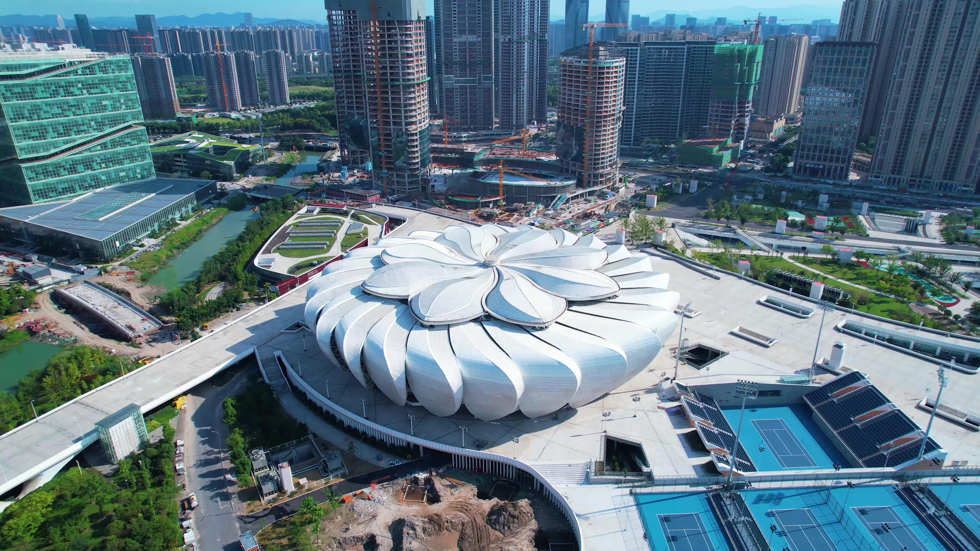 5.4k航拍杭州奥体网球场建筑视频的预览图