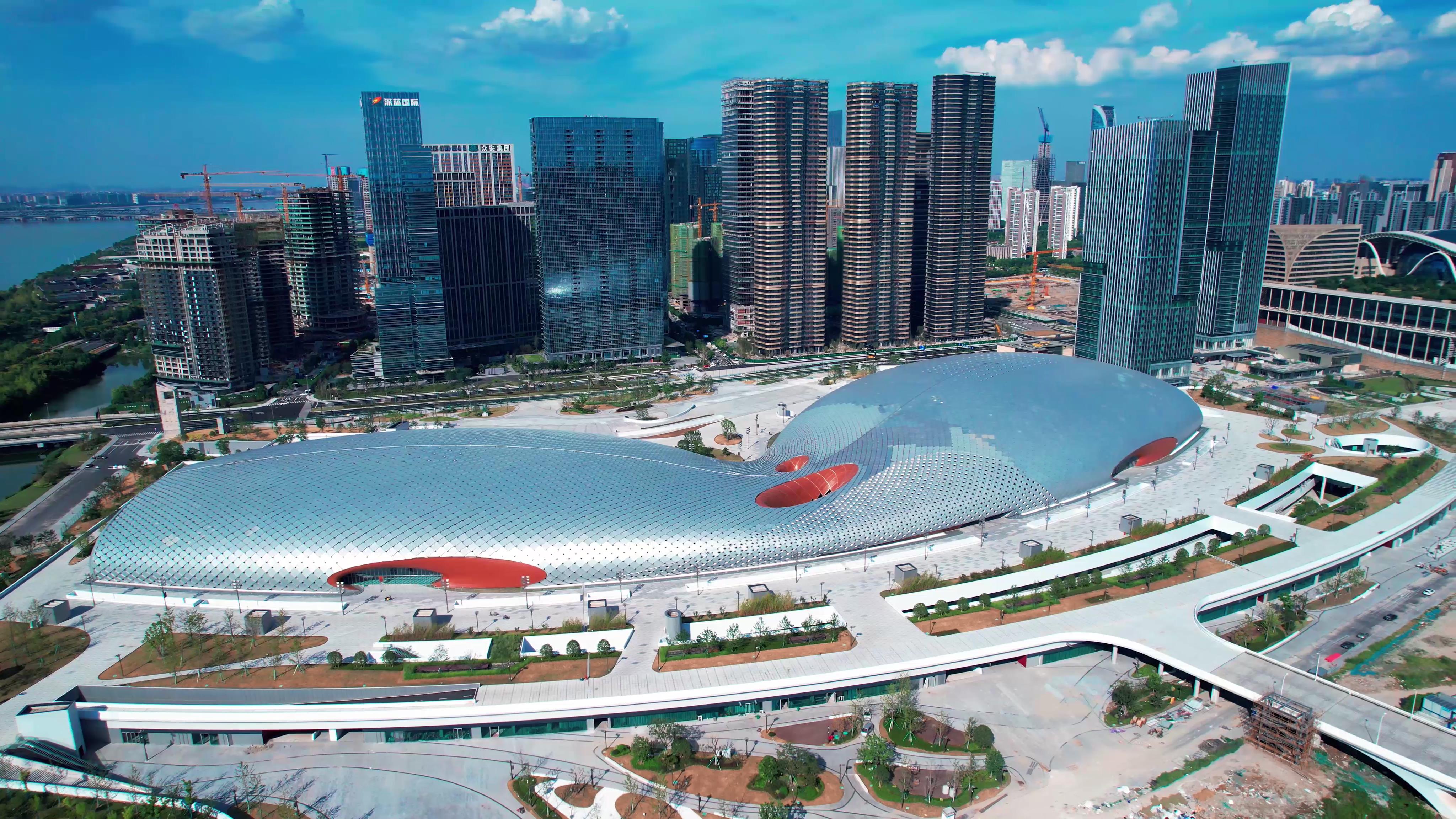 5.4k航拍杭州奥体中心游泳馆建筑风光视频的预览图