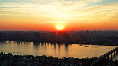 4K武汉城市长江日落航拍实拍视频视频的预览图