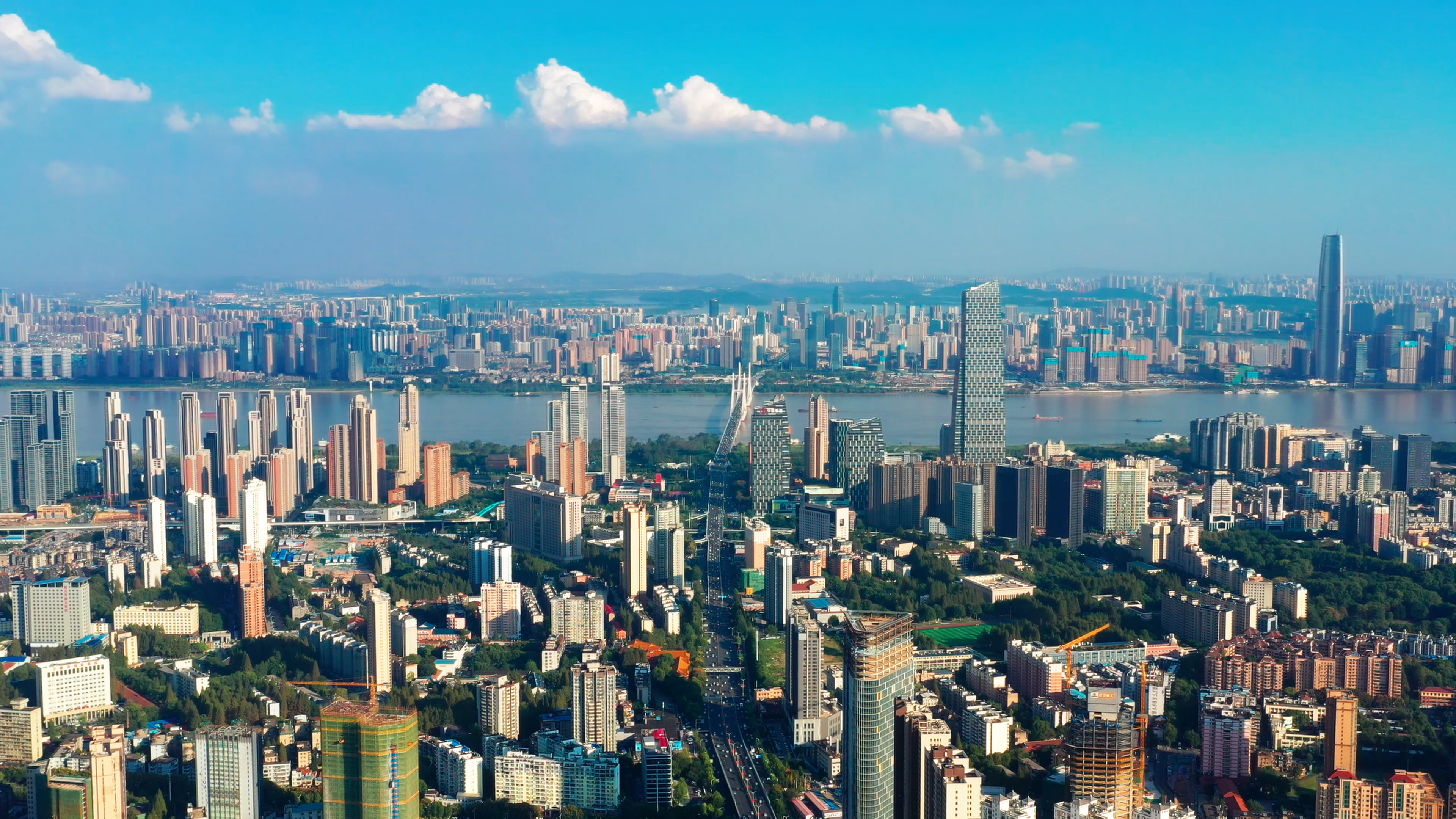 4K武汉城市建筑晴天的汉口区实拍视频视频的预览图