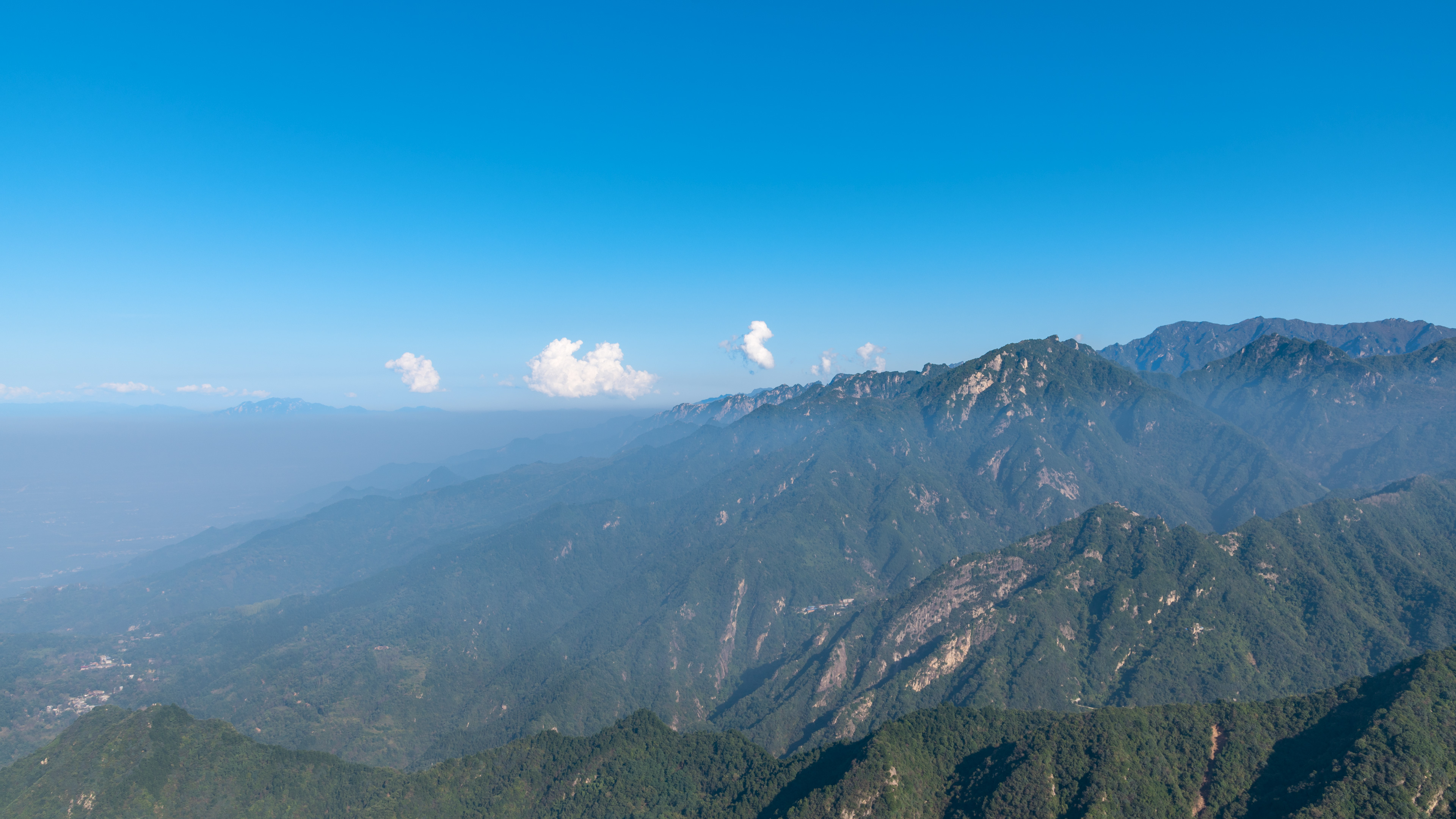 4K延时蓝天白云下的陕西秦岭山脉自然风光视频的预览图