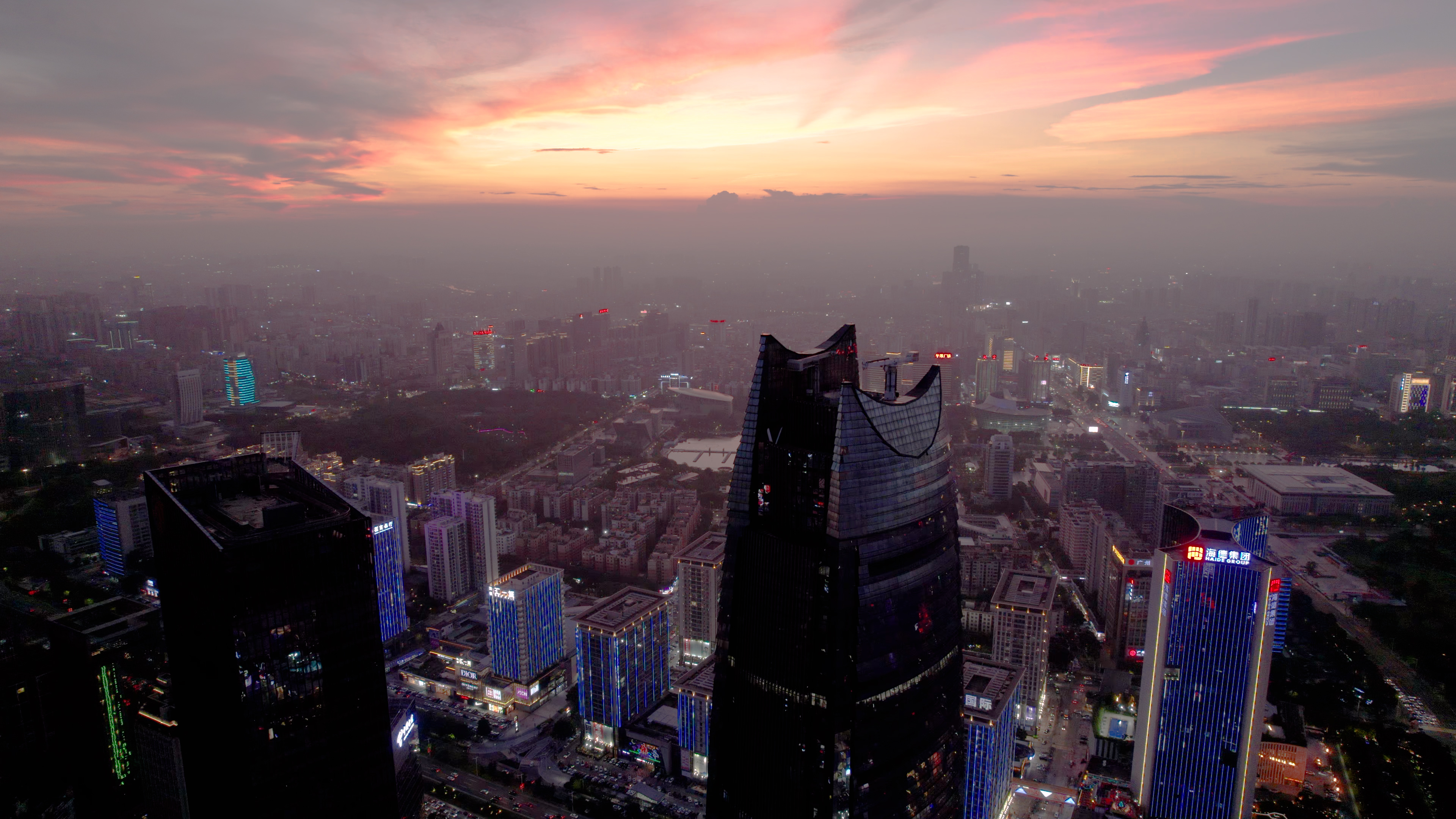 4k航拍东莞环球经贸中心高楼建筑晚霞日落视频的预览图