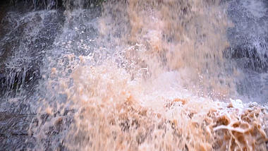 4k实拍湍急河流水流溪流溅起的水花升格视频的预览图
