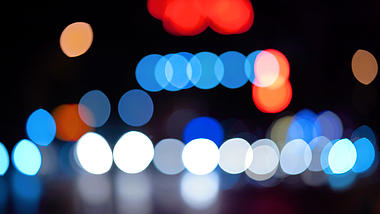 4k实拍唯美城市街道灯光夜景光斑意境视频的预览图