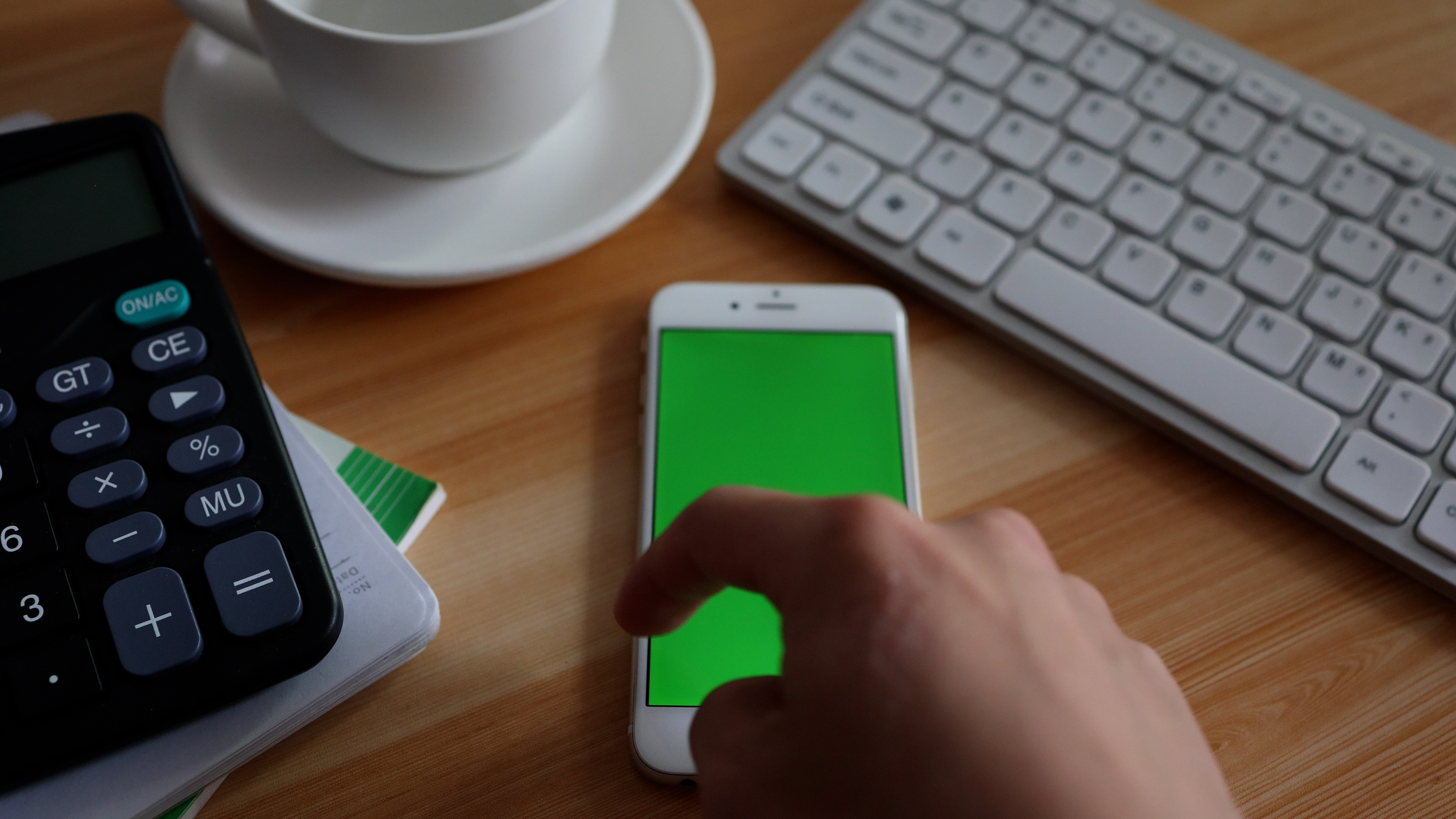 4k滑动办公桌上的绿幕手机素材视频的预览图