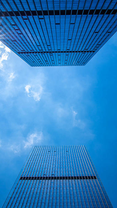 4k竖屏东莞CBD高楼写字楼蓝天白云延时视频的预览图