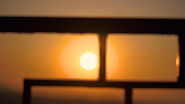 4k实拍唯美逆光日落夕阳意境护栏风光视频的预览图