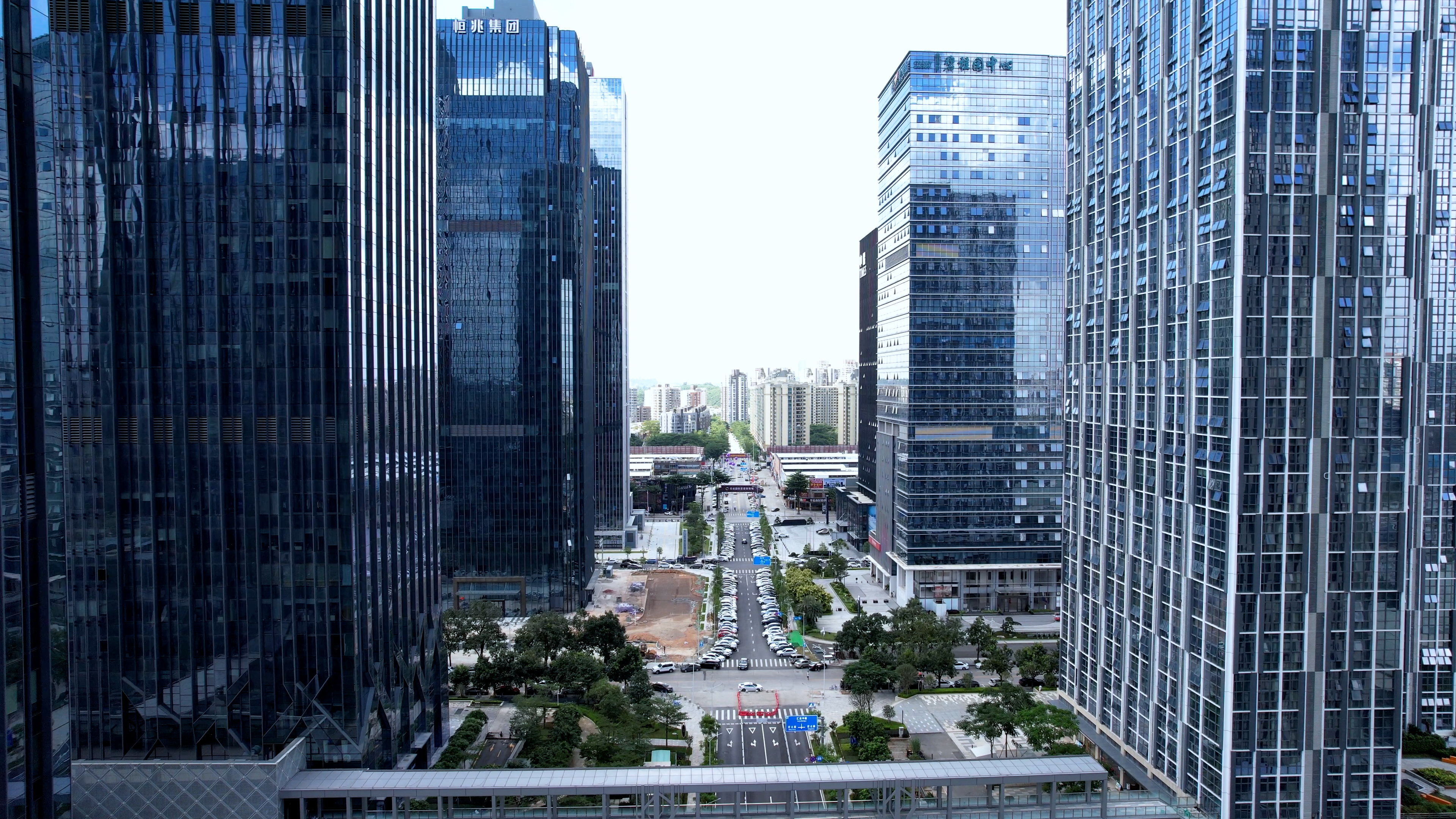 4k航拍汇金中心东莞CBD高楼建筑视频的预览图