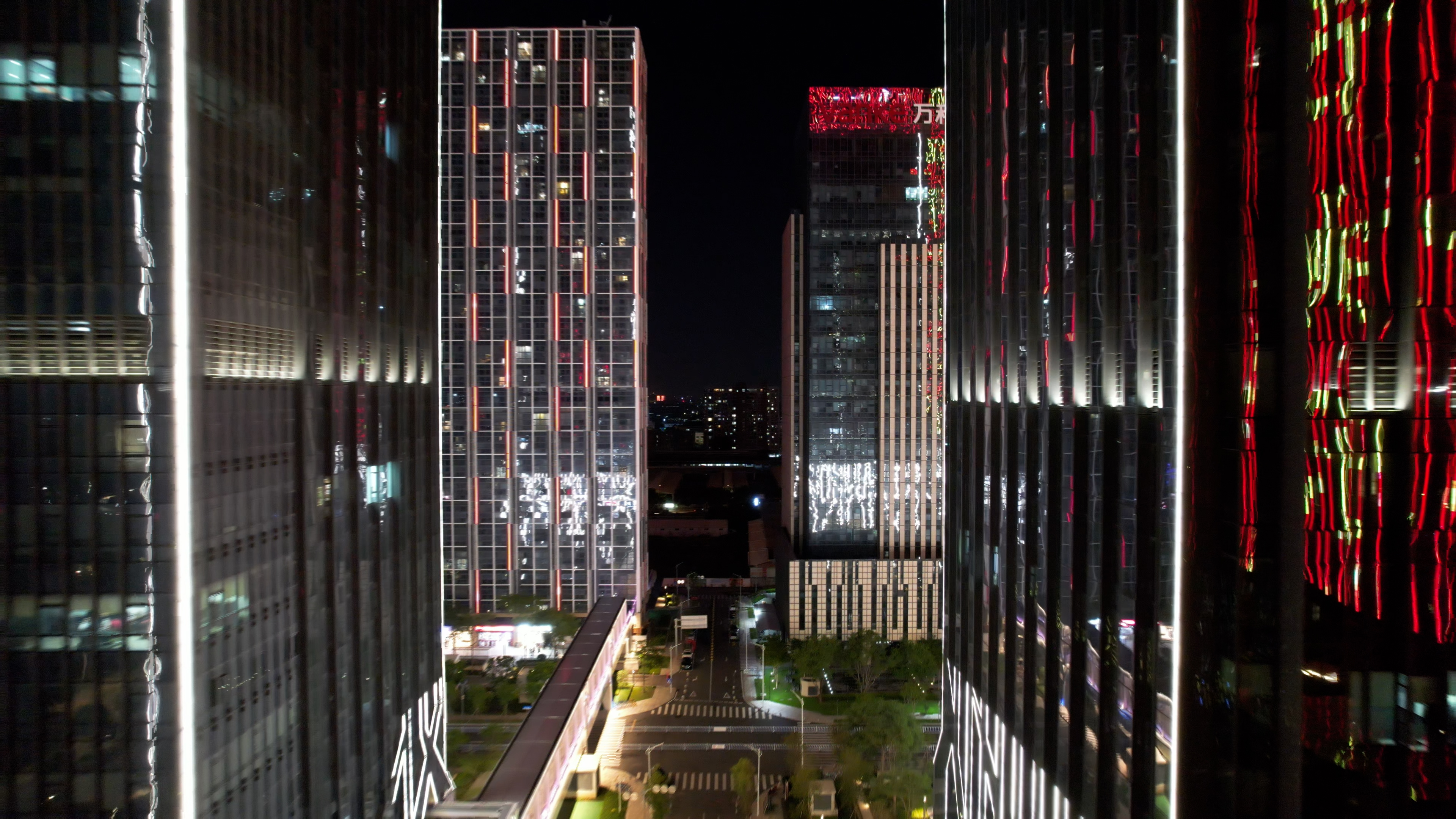 4k航拍东莞CBD高楼大厦之间视频的预览图