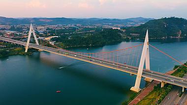 4k广西柳州鹧鸪江大桥环绕实拍视频视频的预览图