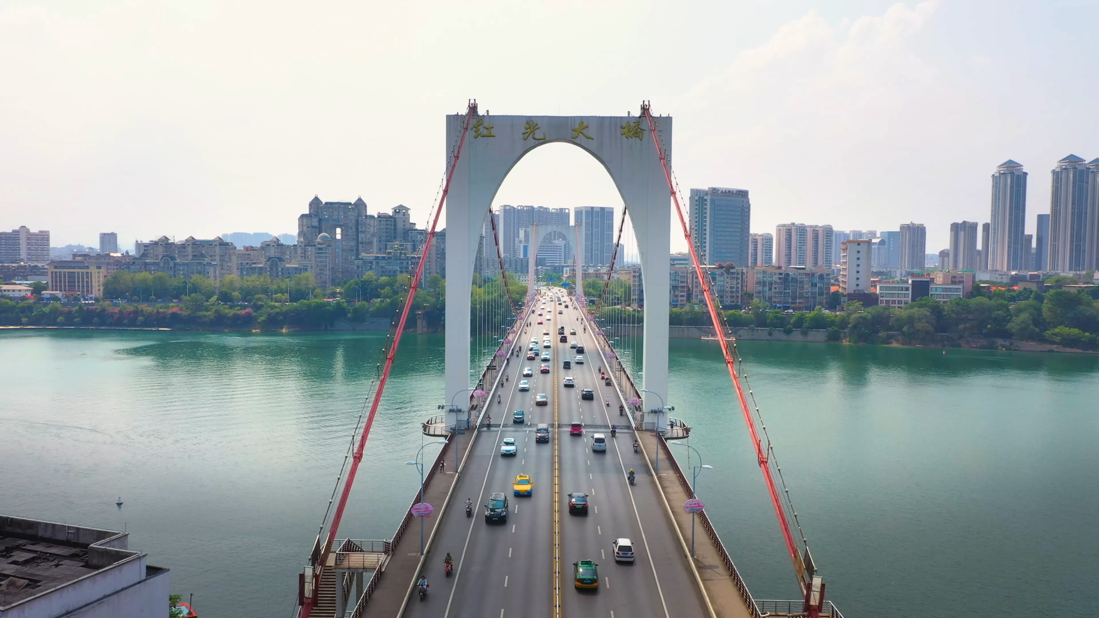 4k红光大桥俯拍车流实拍视频视频的预览图