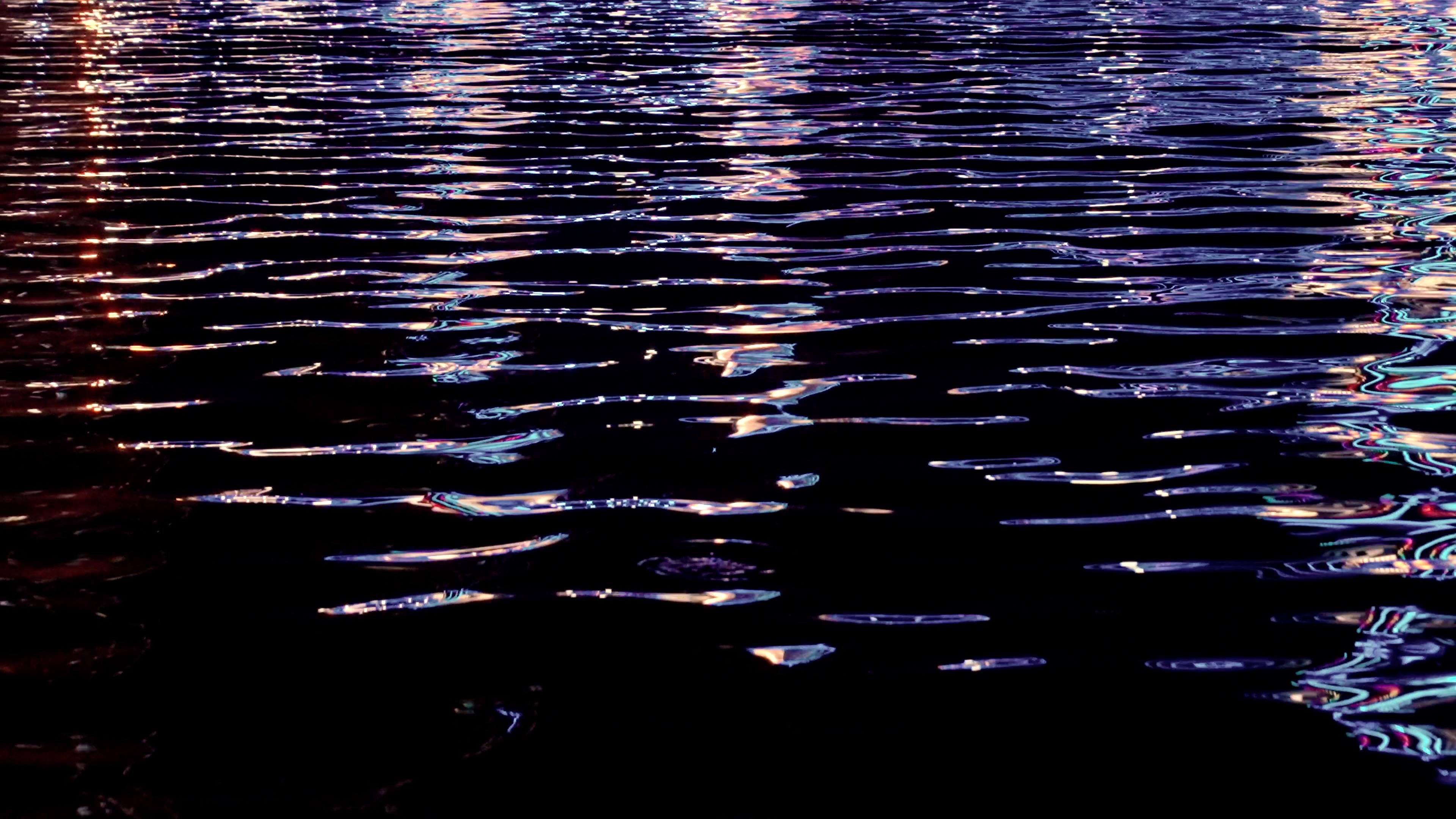 4k湖面光影倒影夜景实拍视频的预览图