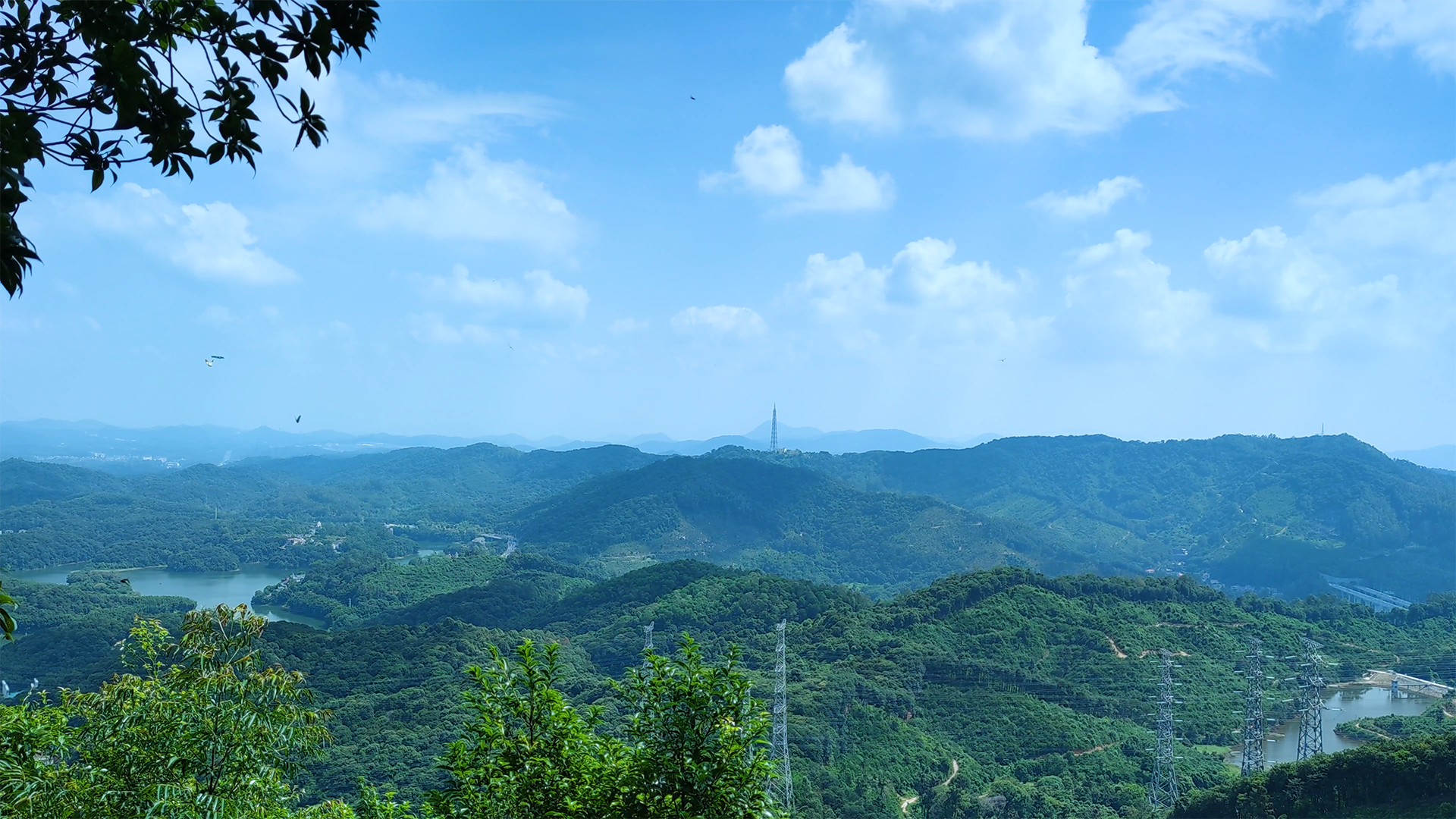4K广州凤凰山顶延时实拍山峦视频视频的预览图