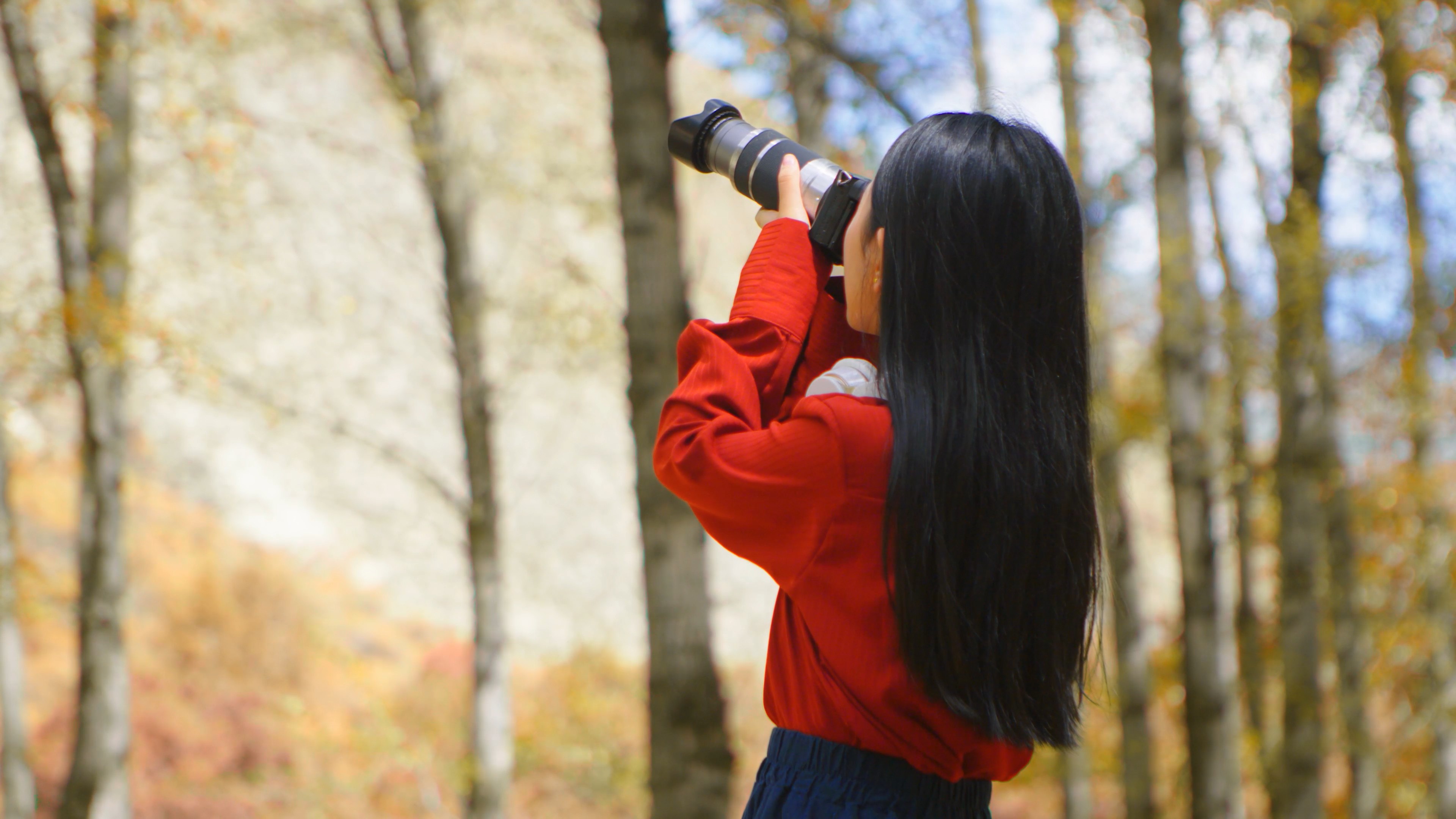 4K实拍秋天美女记录秋景视频素材视频的预览图