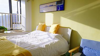 4K实拍酒店阳光温馨大床房视频素材视频的预览图