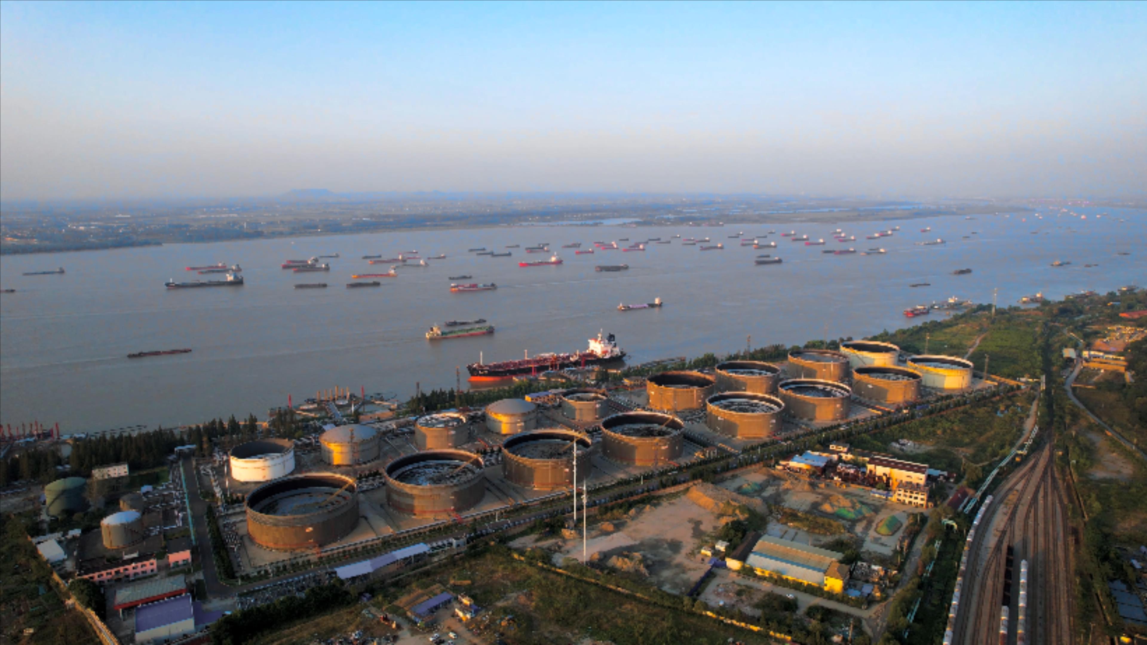 4K航拍长江货运化工企业油罐区视频的预览图