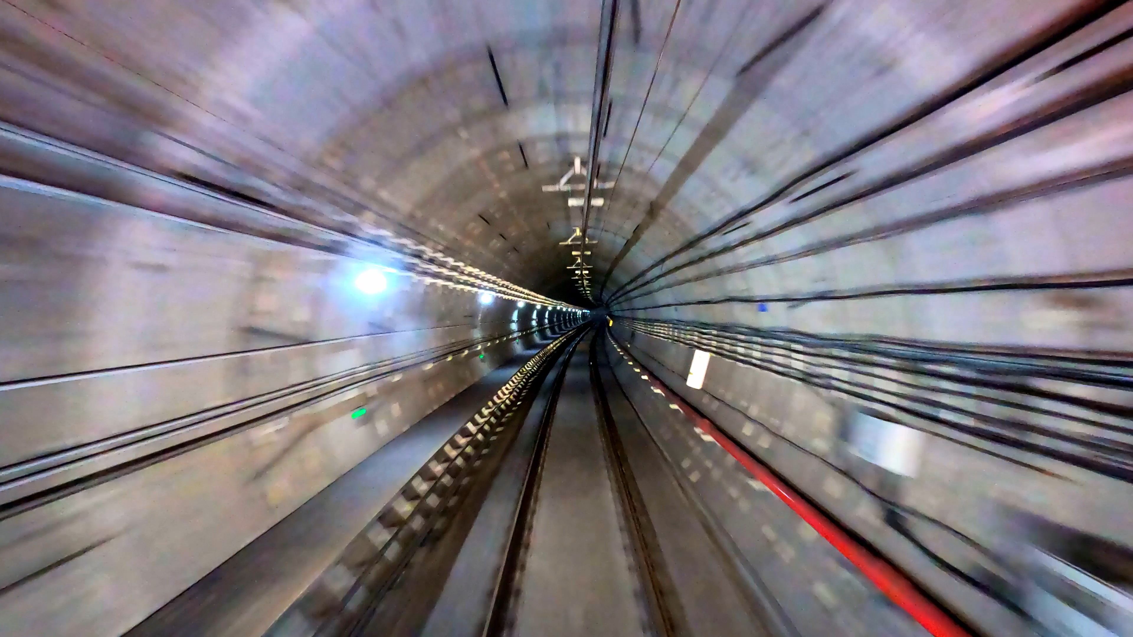 4K实拍城市地铁行驶在隧道视频的预览图