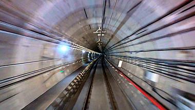 4K实拍城市地铁行驶在隧道视频的预览图