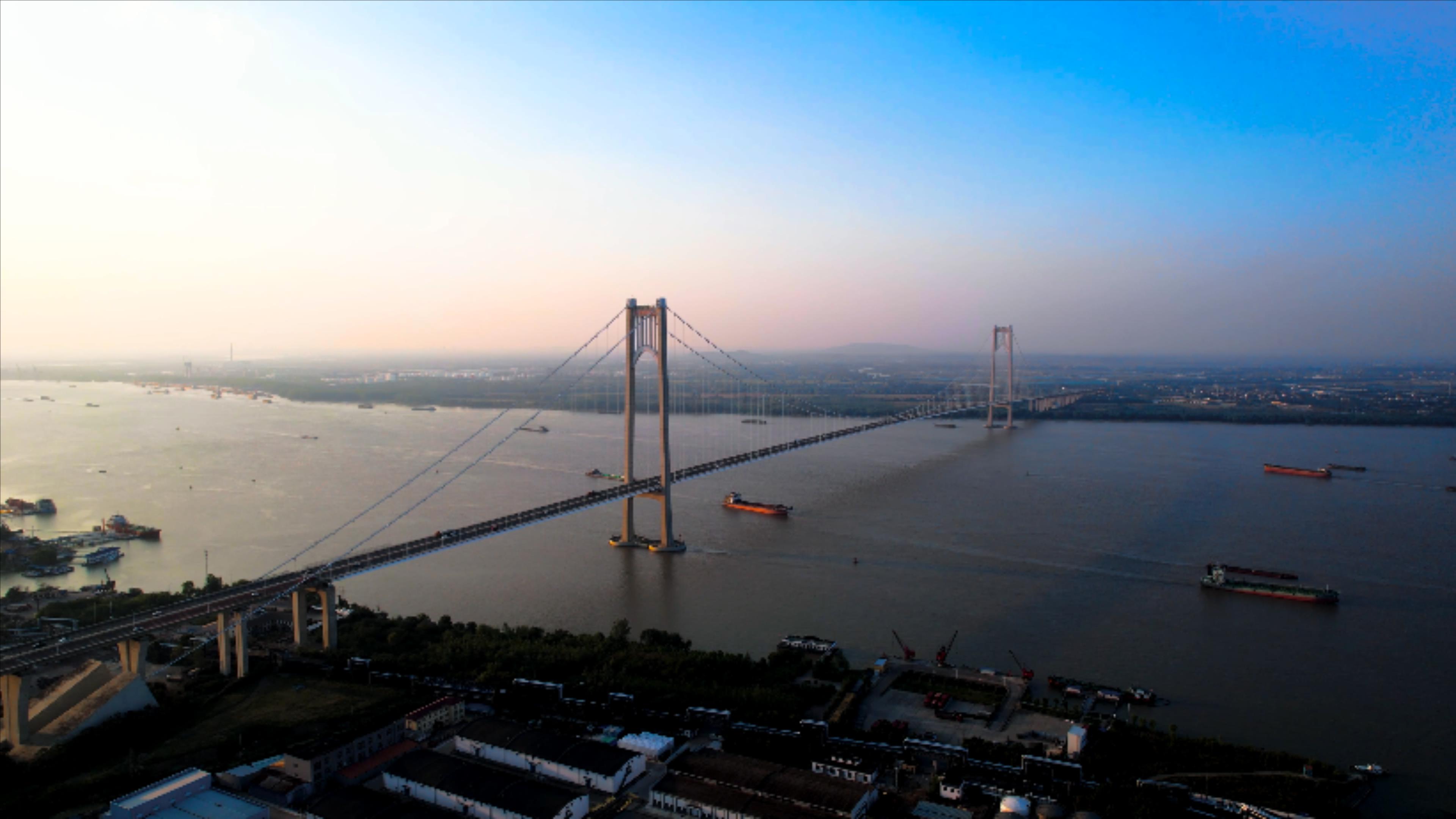 4K航拍南京长江第四大桥栖霞山长江大桥视频的预览图