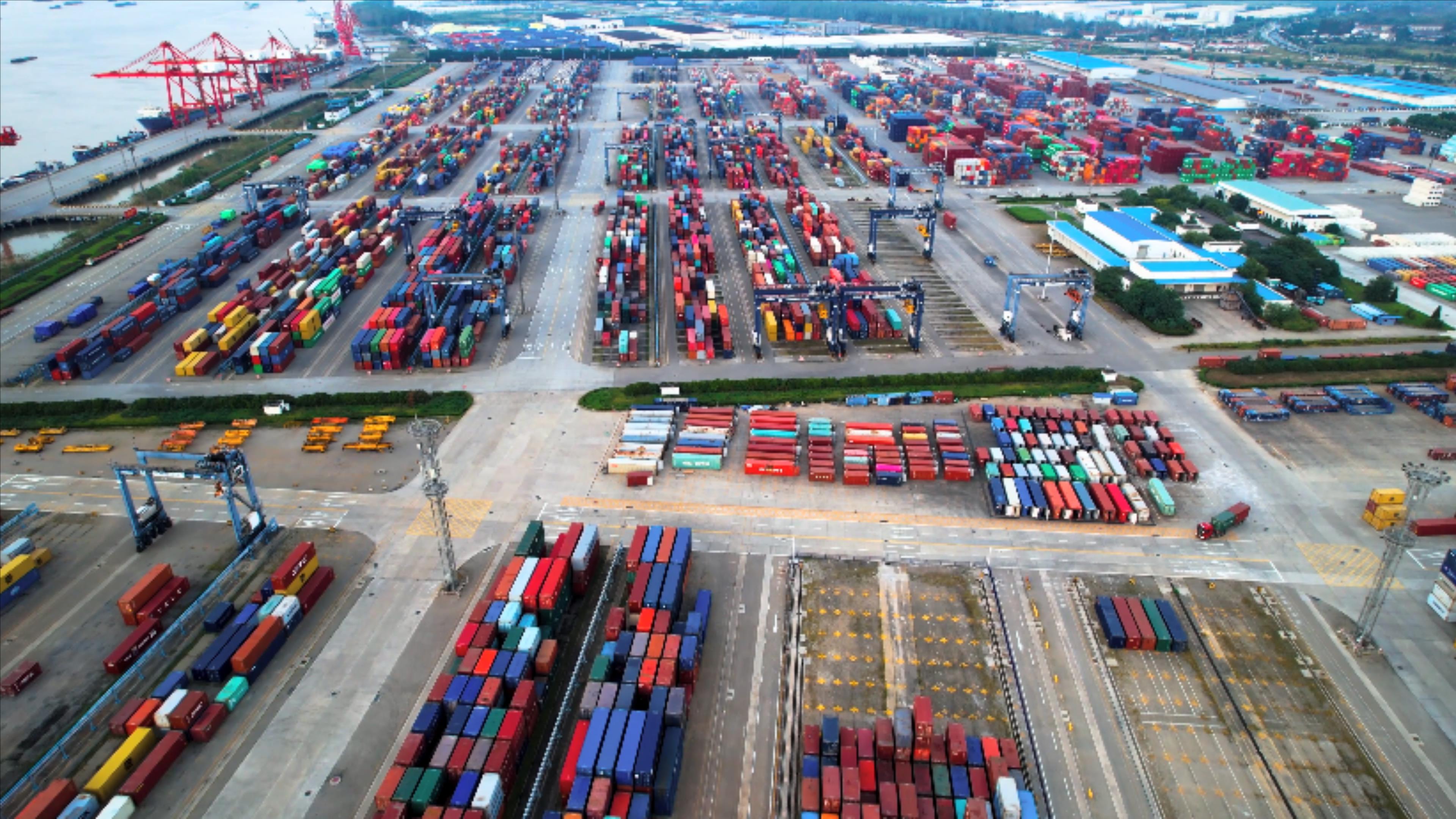 4K航拍港口货运集装箱视频的预览图