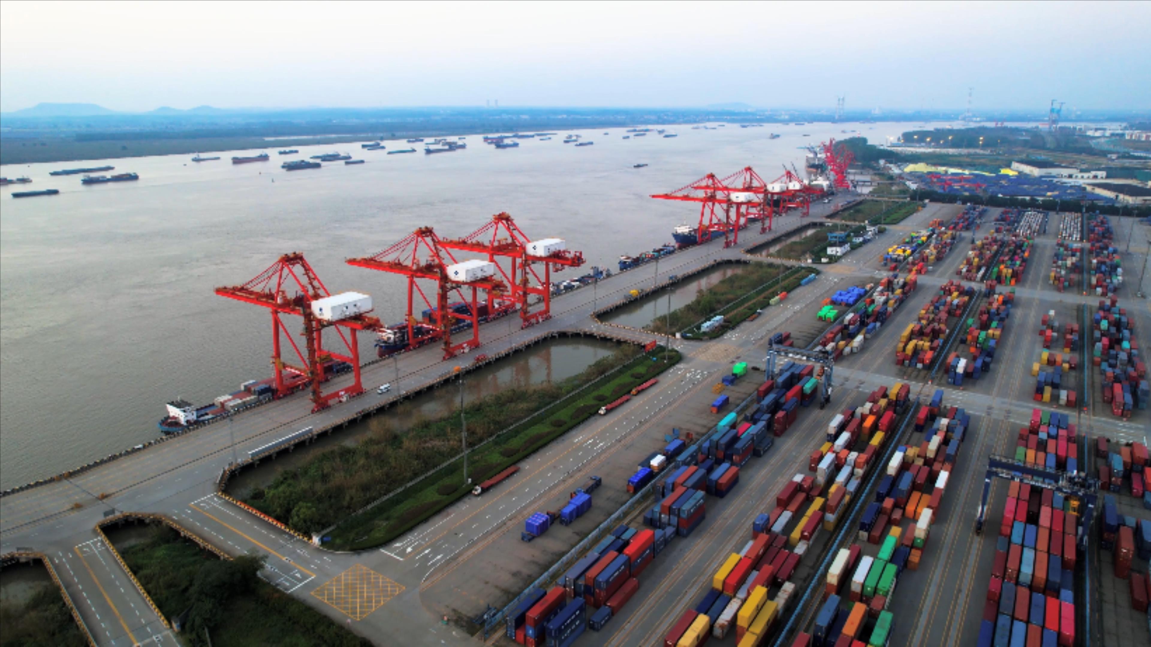 4K航拍南京江边龙潭港口货运集装箱视频的预览图