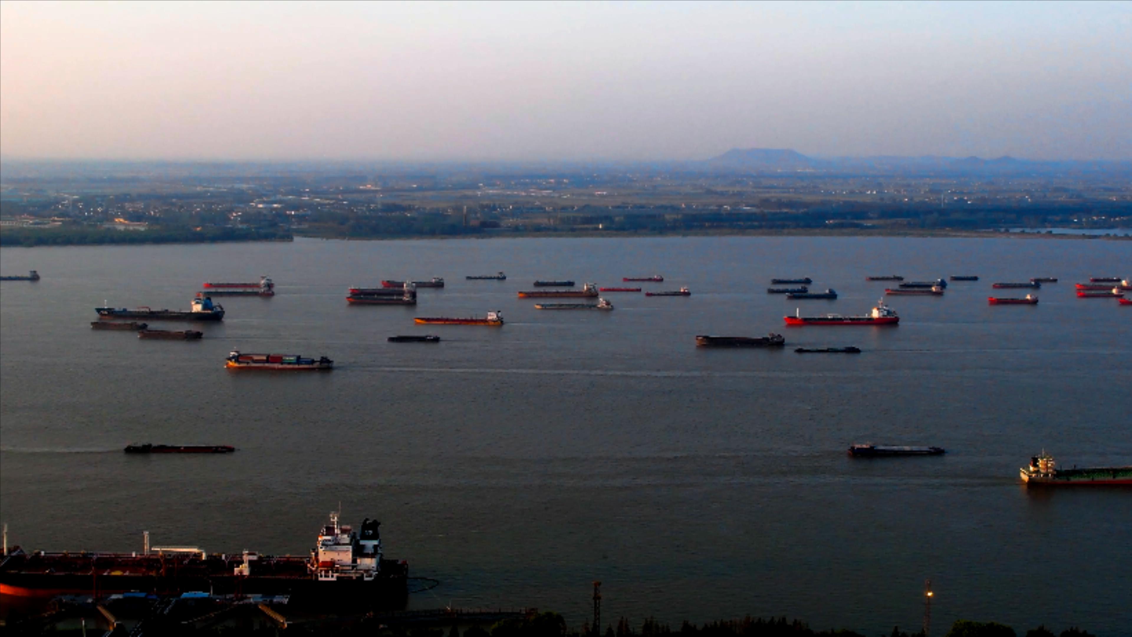 4K航拍南京长江货运船运航道视频的预览图