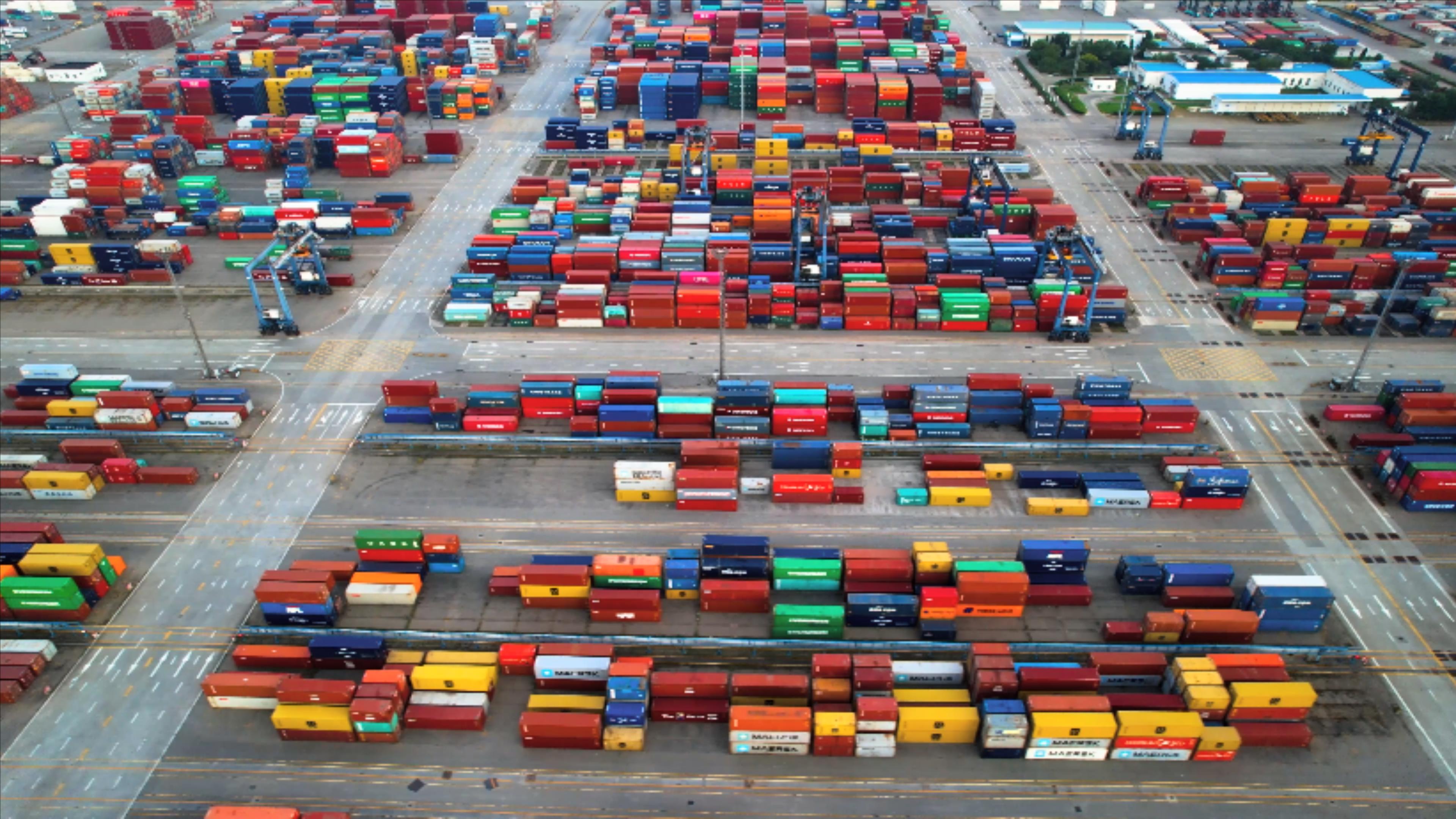 4K航拍港口货运集装箱物流中心视频的预览图