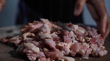 1080少数民族特色美食柴火鸡切肉过程视频的预览图