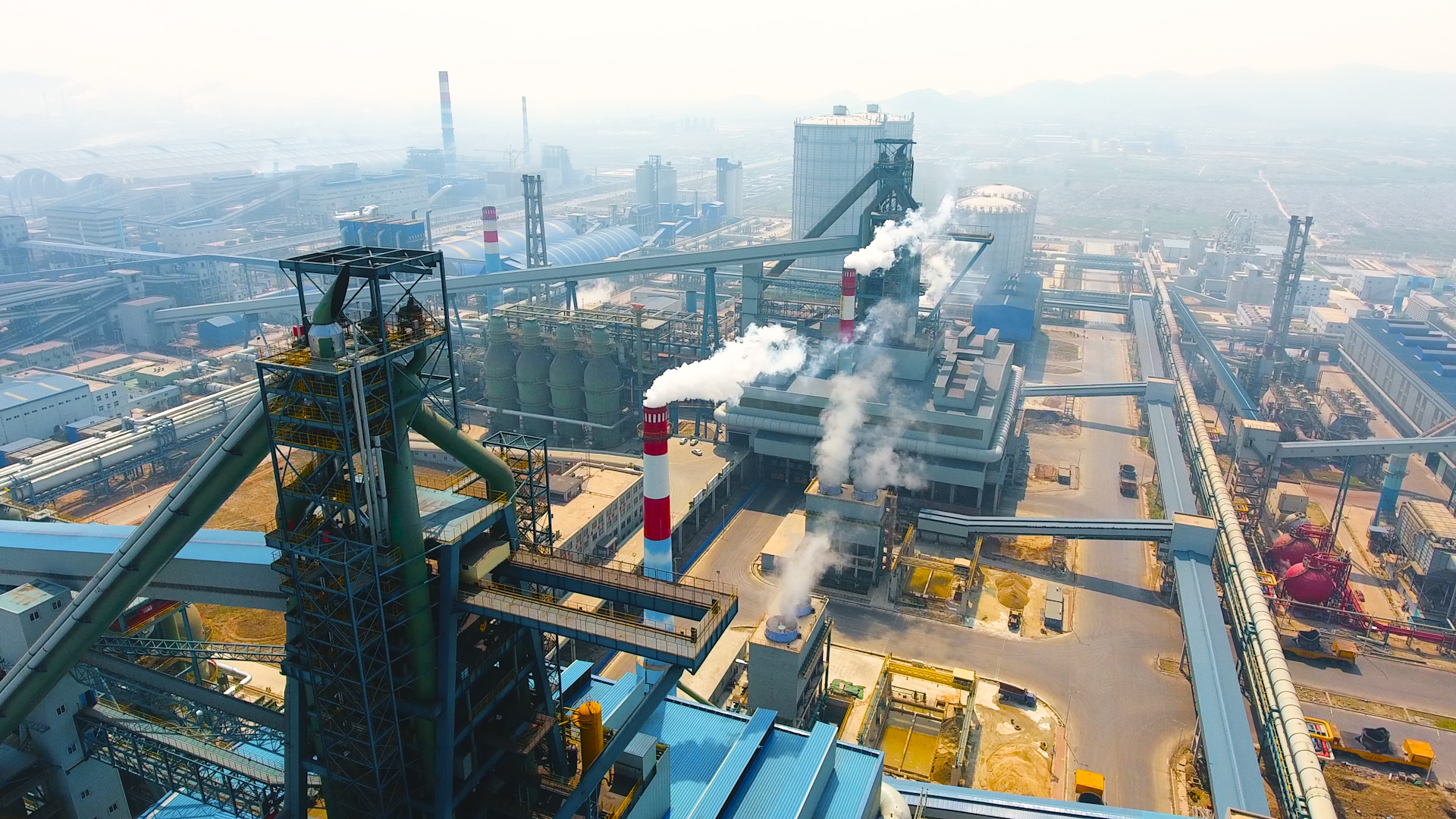 4K航拍航拍现代工业工厂全貌化工烟雾视频的预览图