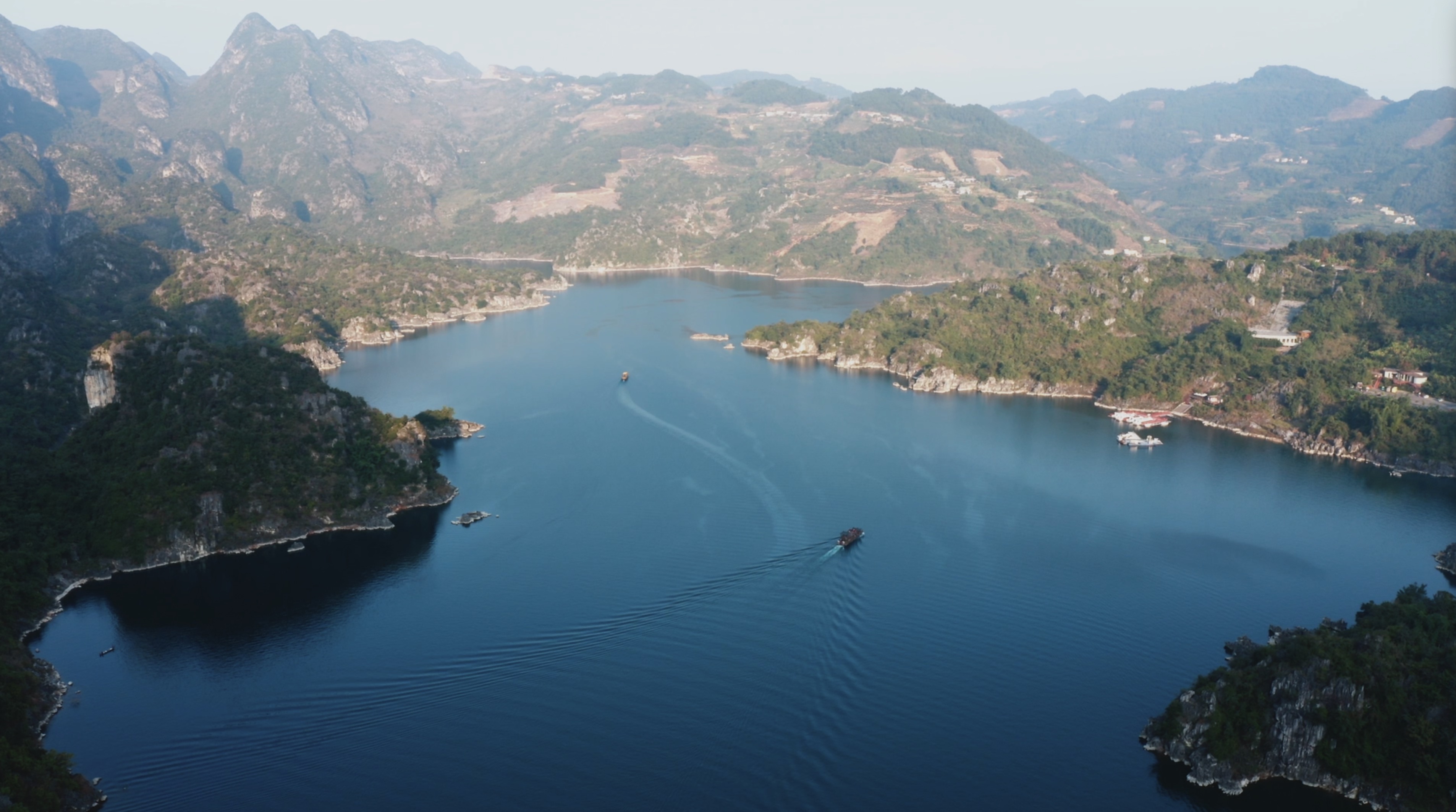 喀斯特地貌大山湖泊美景航拍1080p视频的预览图