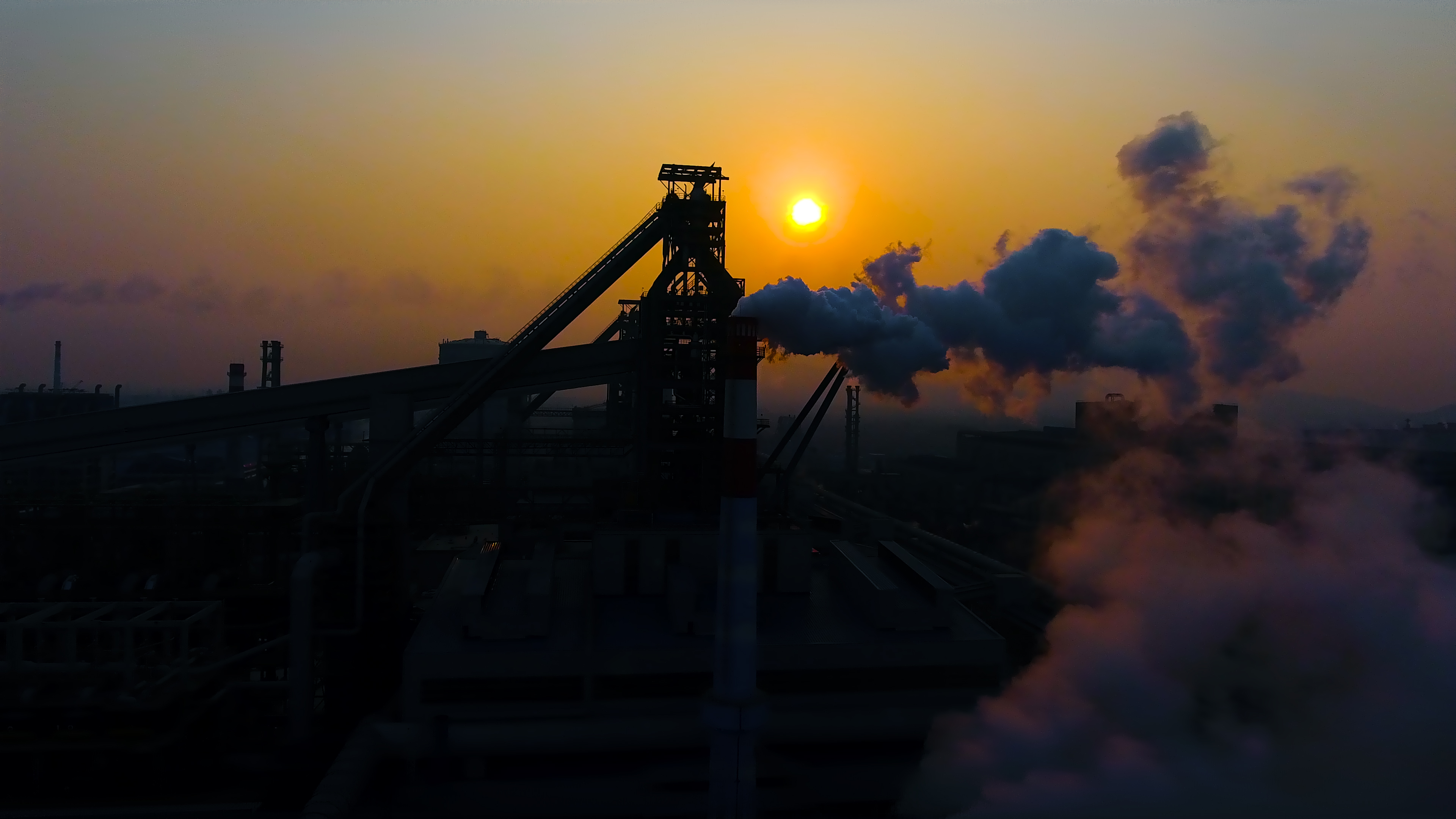 4K航拍化工厂大烟囱废气排放逆光实拍视频的预览图