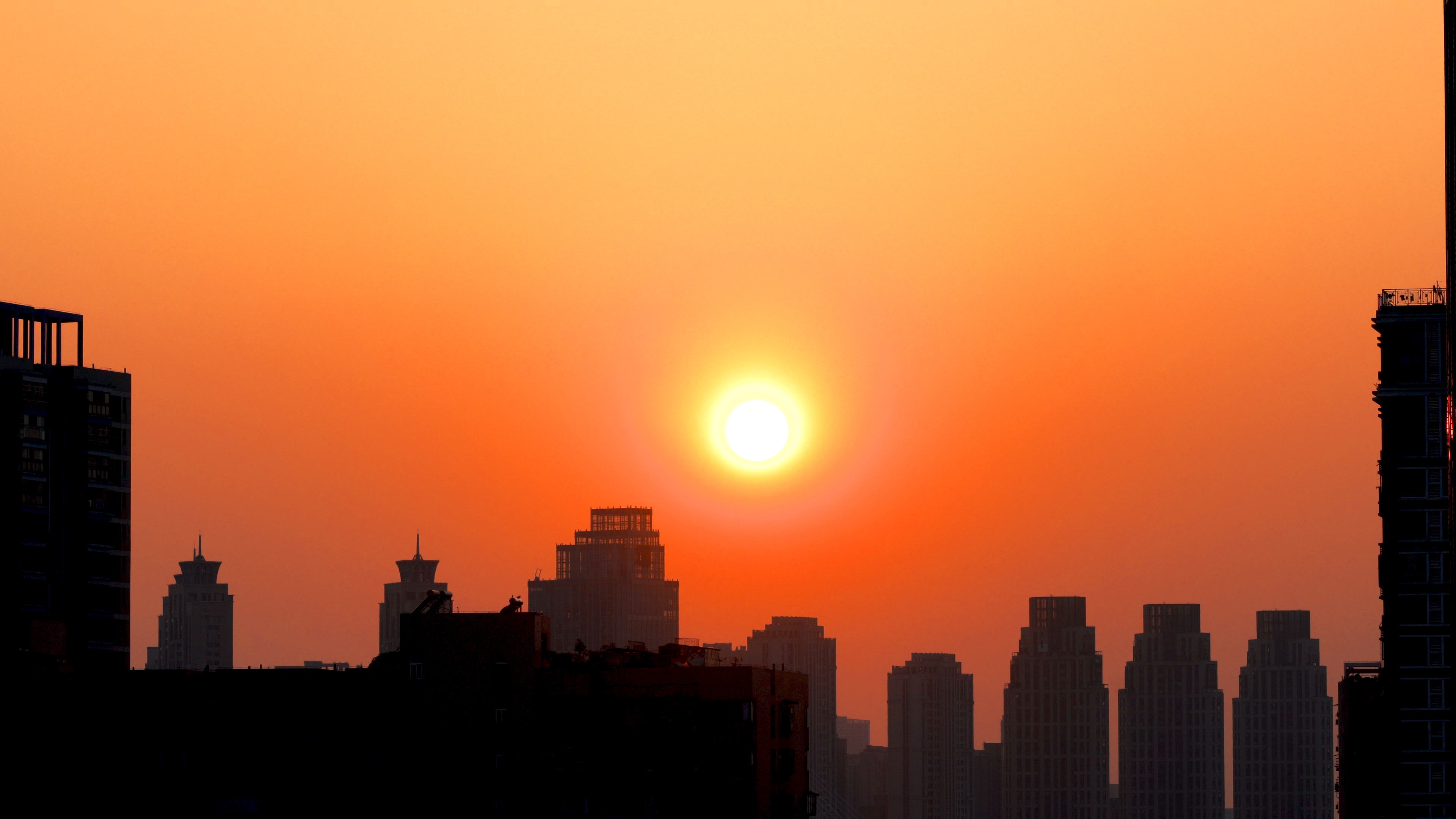 4K武汉城市火红的落日实拍视频视频的预览图