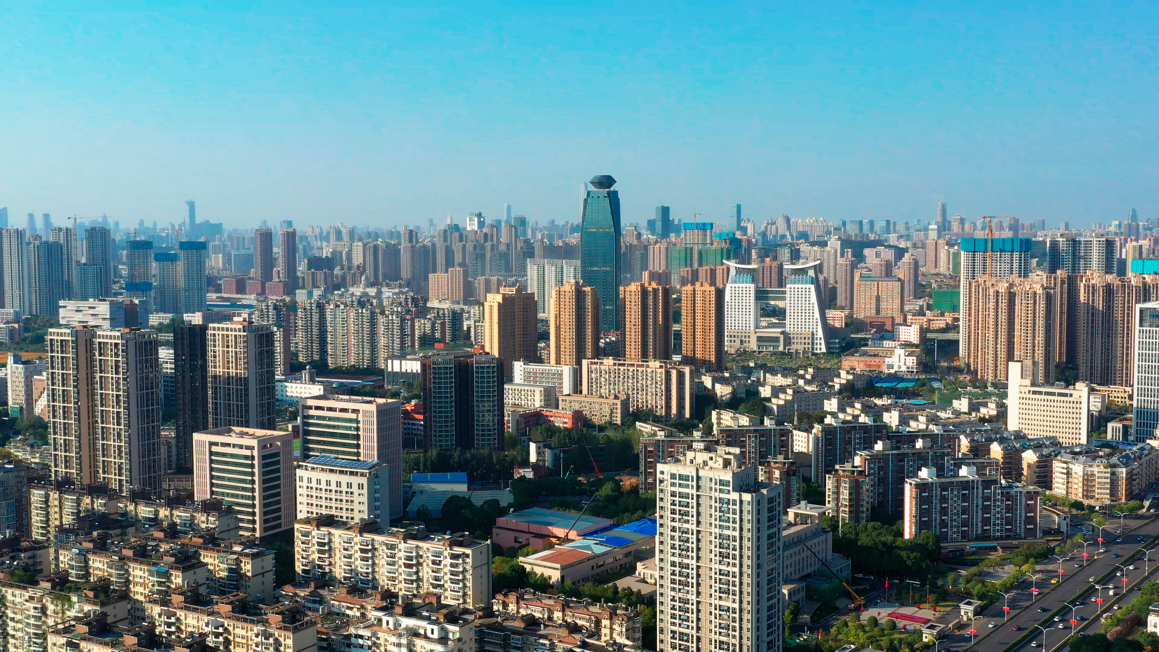 4K武汉城市建筑群航拍实拍视频视频的预览图