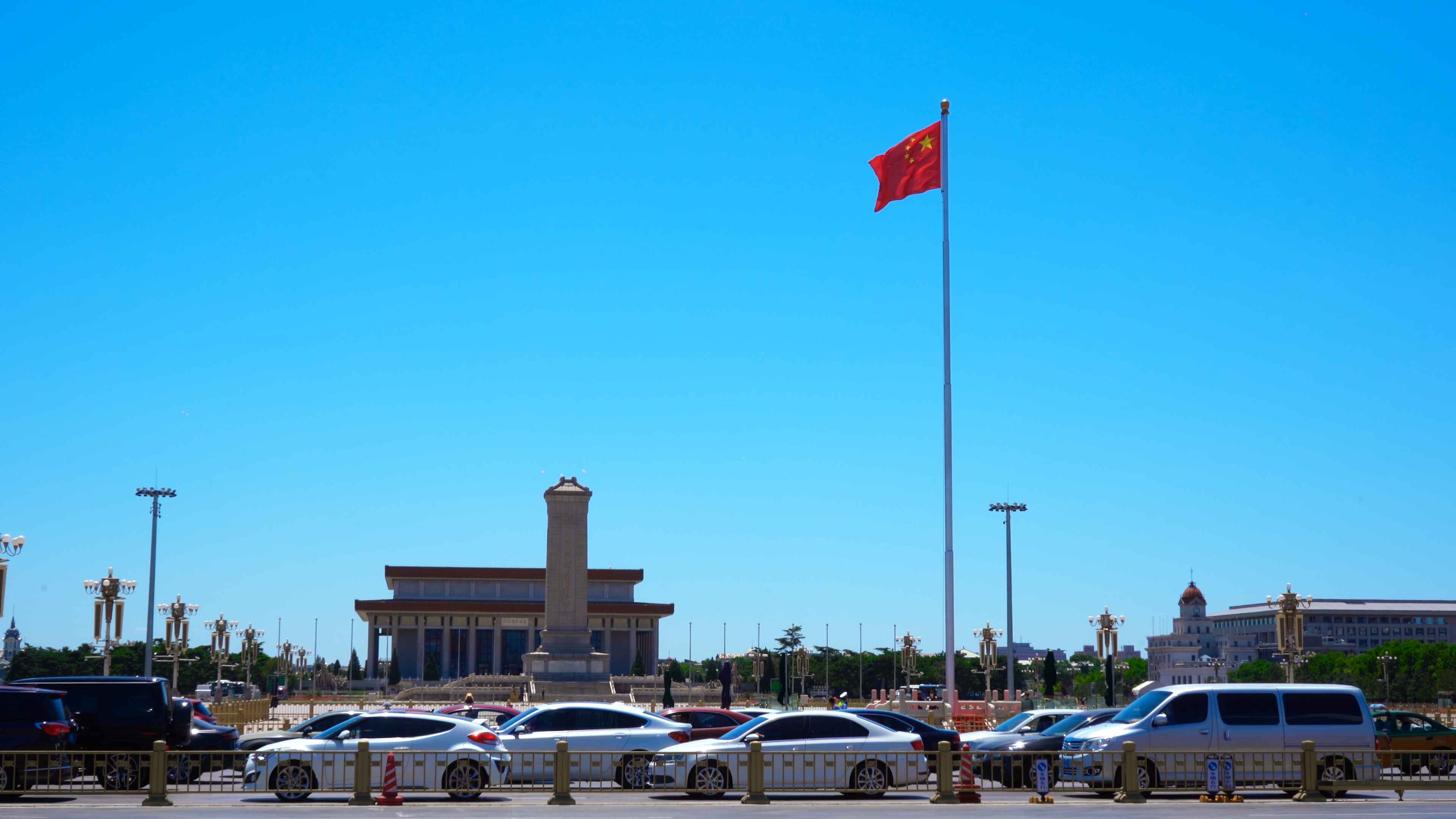 4K实拍北京天安门广场五星红旗下的车流视频的预览图