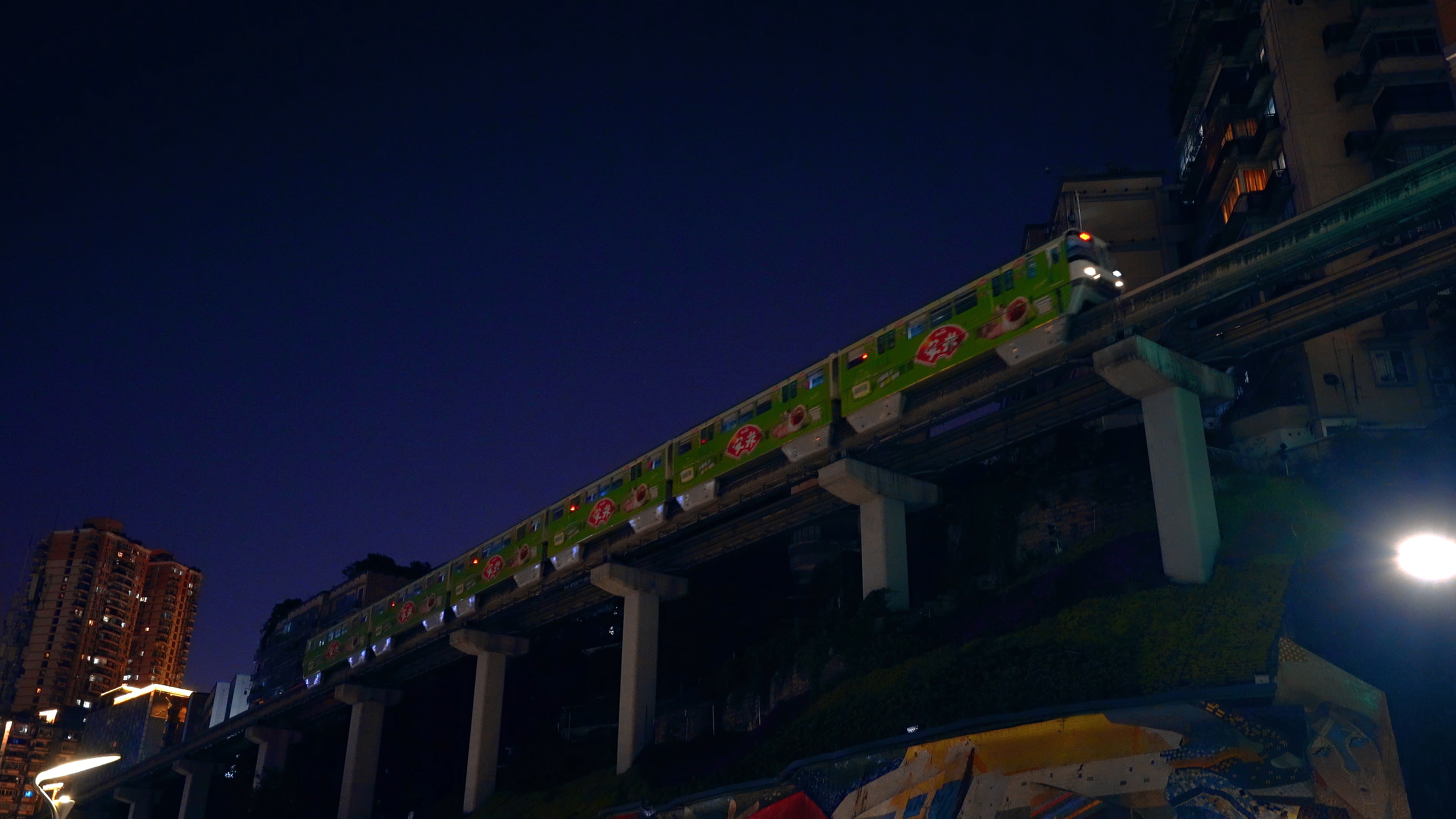 4K实拍重庆李子坝轻轨列车夜间行驶视频的预览图