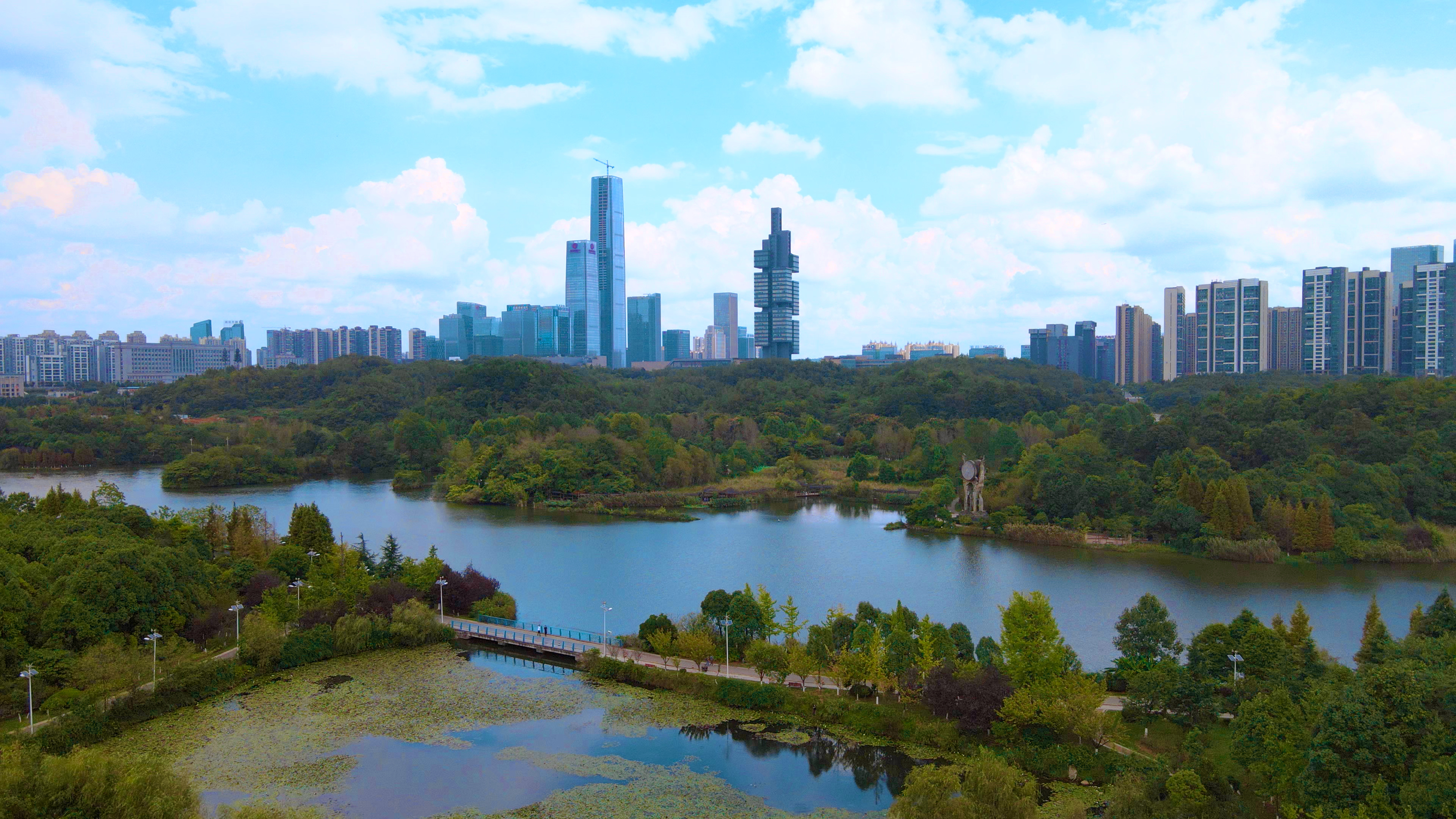 4K大气航拍贵阳观山湖公园蓝天城市景观视频的预览图