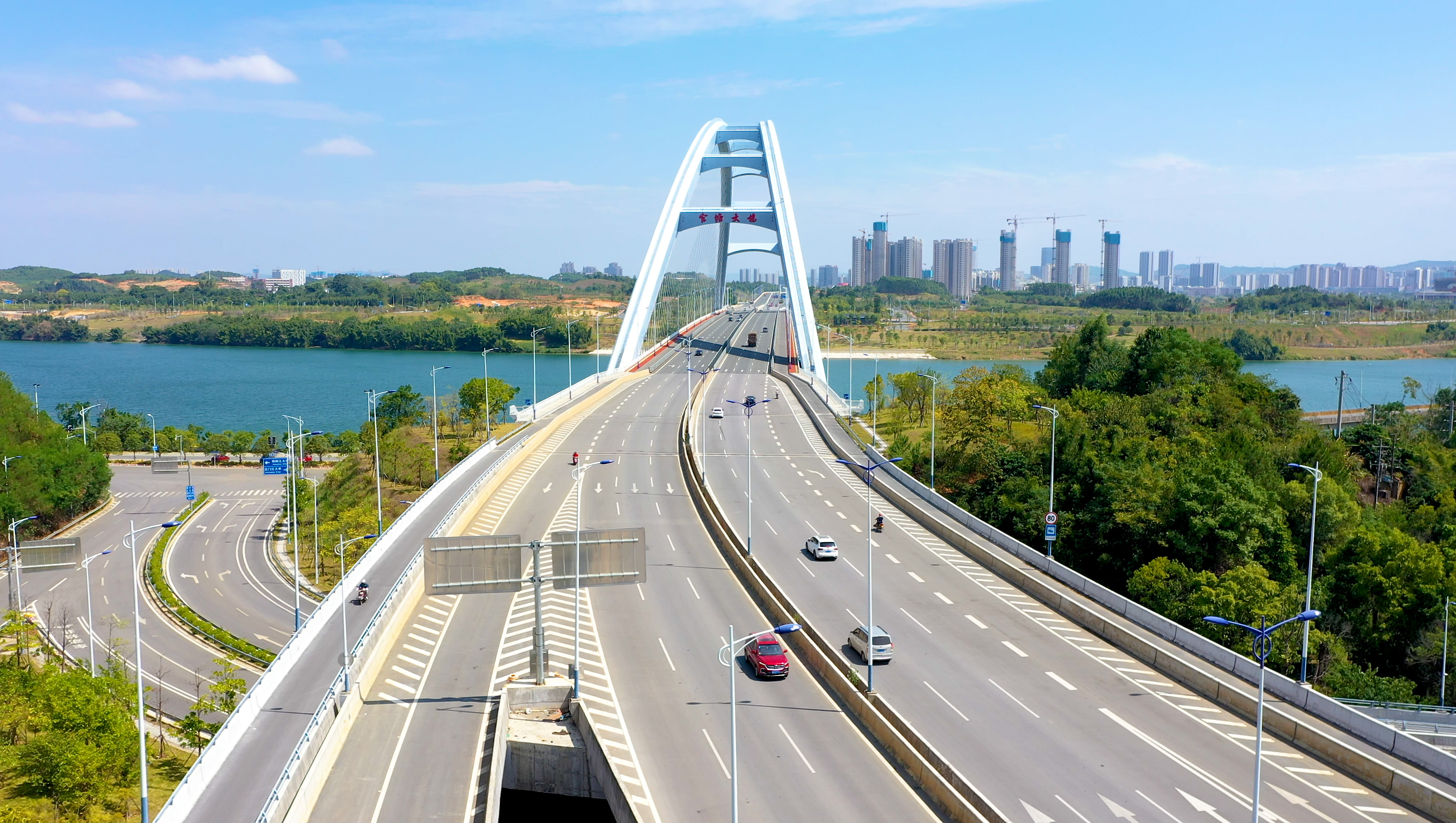4k广西柳州官塘大桥城市地标航拍实拍视频视频的预览图