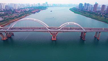 5.4k航拍株洲城市桥梁建筑芦淞大桥视频的预览图