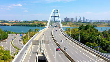 4k广西柳州官塘大桥航拍实拍视频视频的预览图