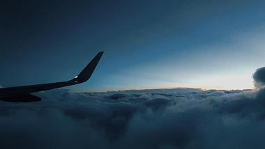 4K实拍第一视角飞机飞行旅游素材视频的预览图