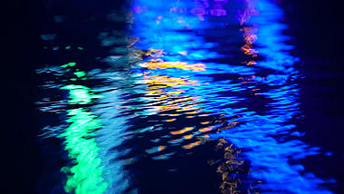 4K城市夜景水中七彩倒影意境视频的预览图