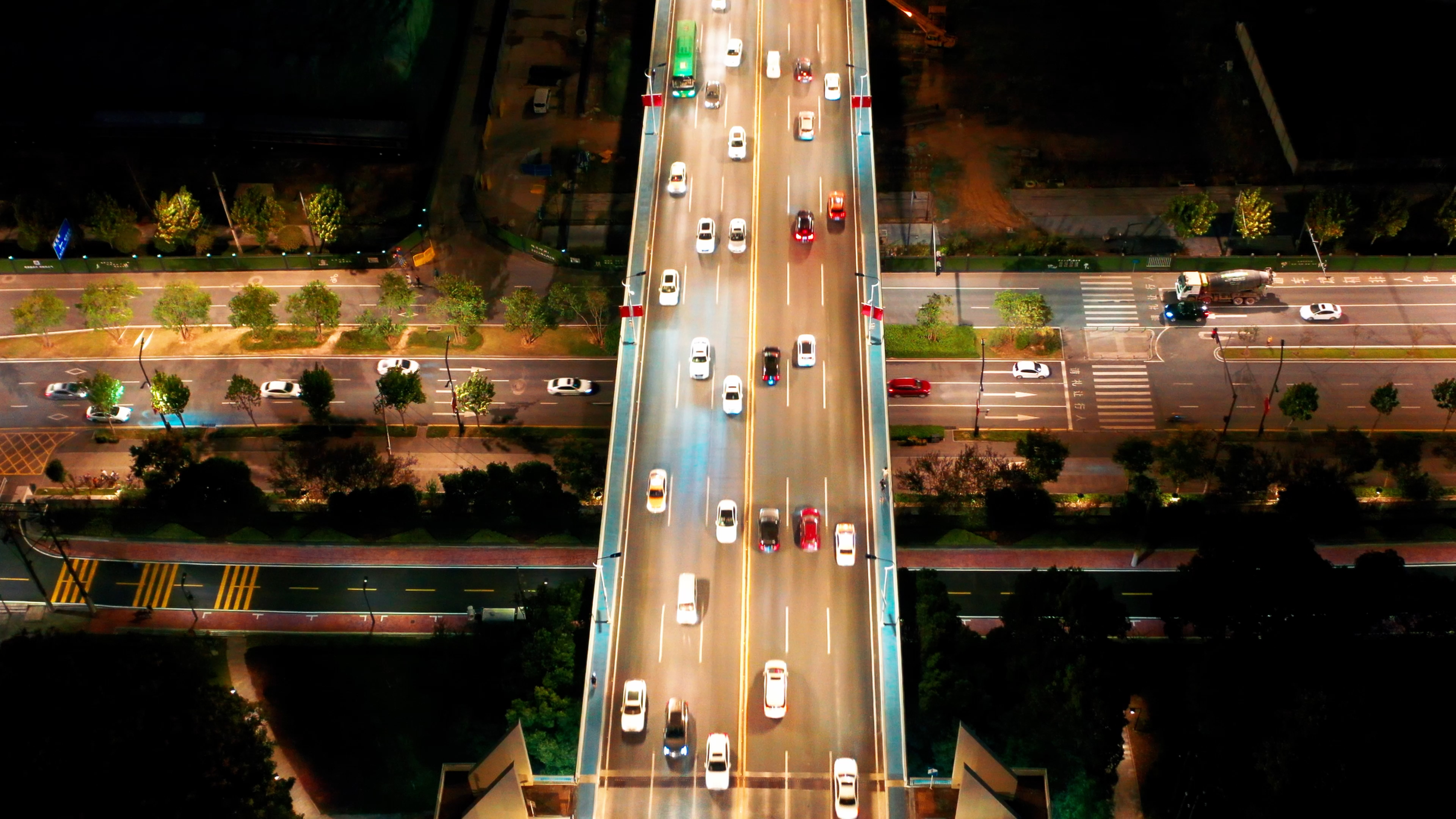 4K武汉城市交通车流航拍夜景实拍视频视频的预览图