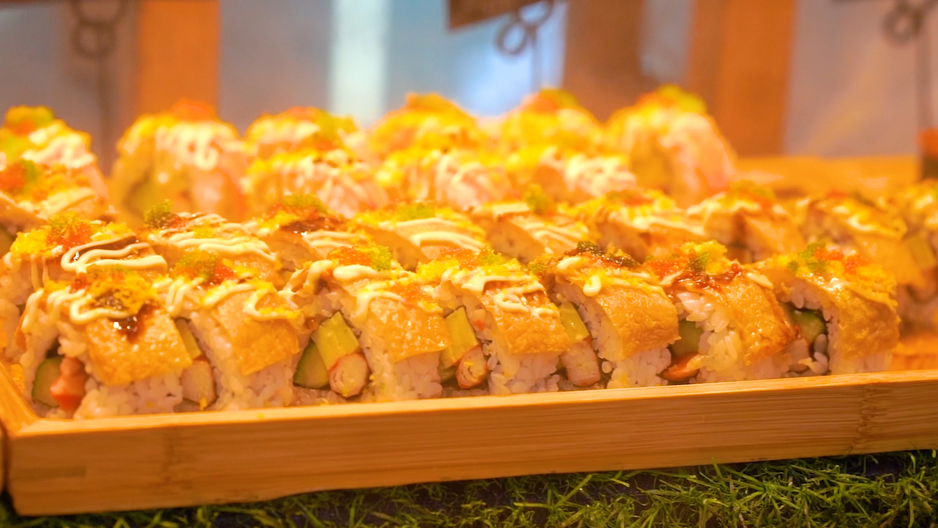 4k实拍唯美地方美食小吃寿司视频的预览图