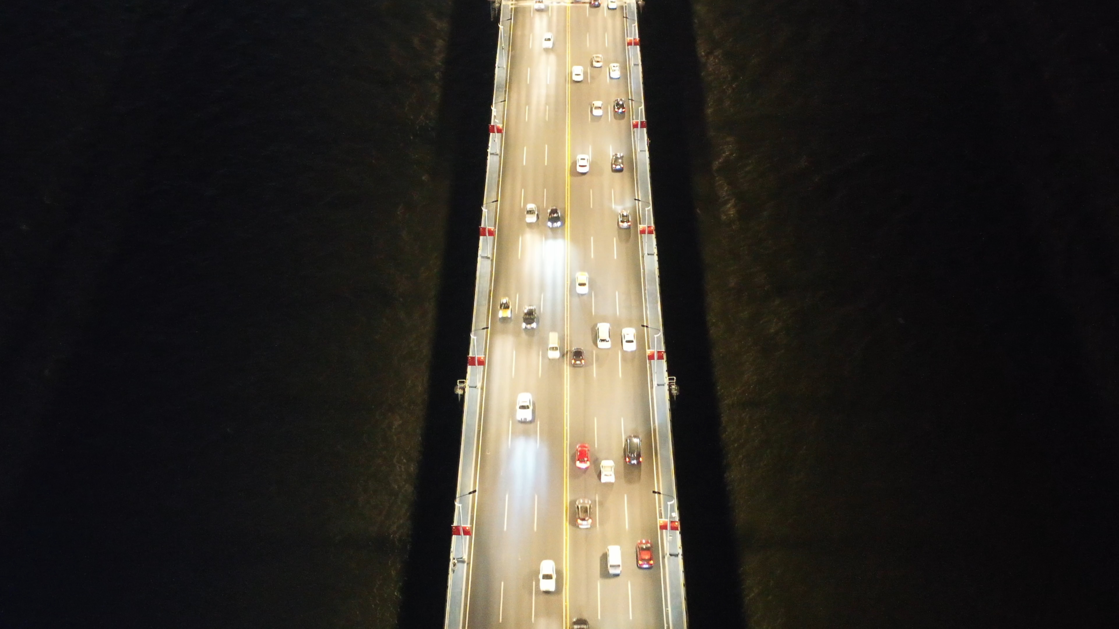 4K武汉大桥上的车流航拍实拍视频视频的预览图
