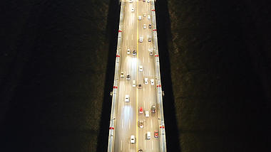 4K武汉大桥上的车流航拍实拍视频视频的预览图