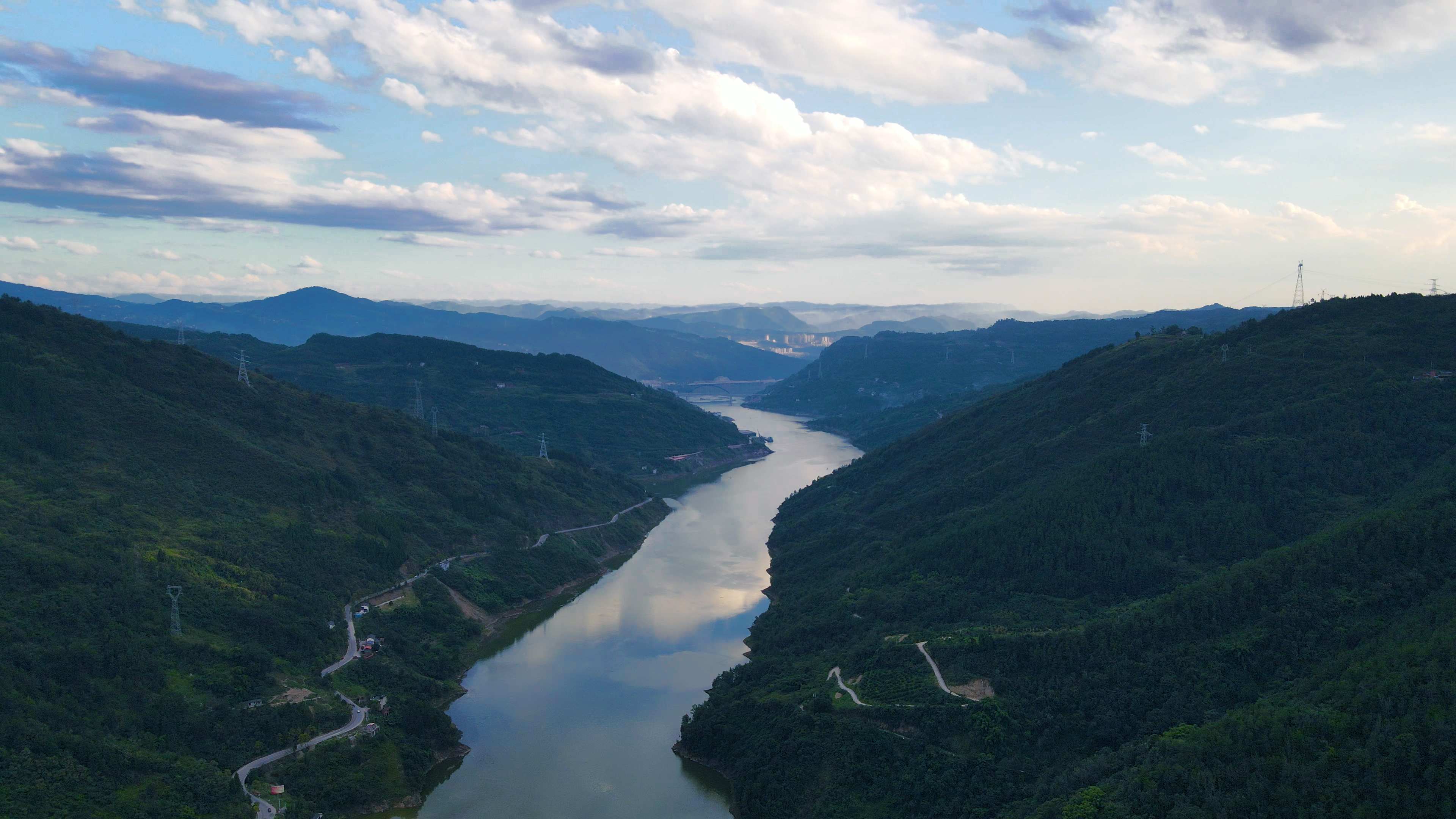4K航拍河谷河流绿水青山大自然视频的预览图